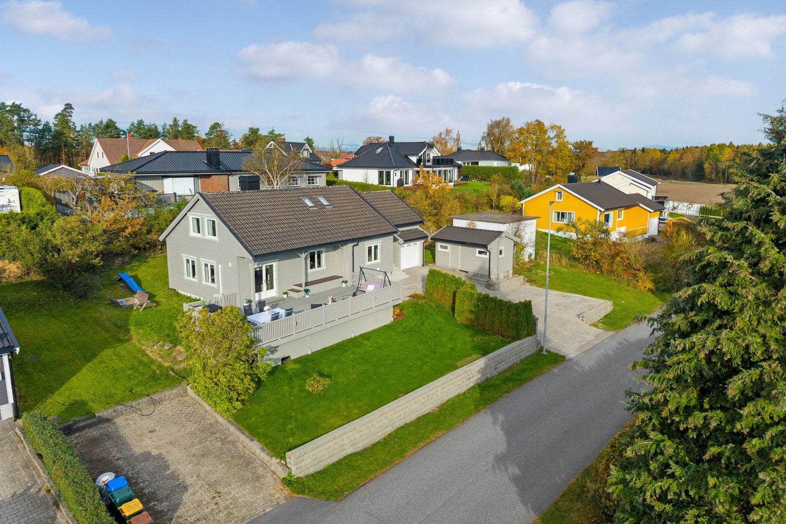 Det gjøres oppmerksom på at bod er plassert på eller litt over grensa mot nord. Terrasse er ikke byggemeldt/byggesøkt. Galleribilde