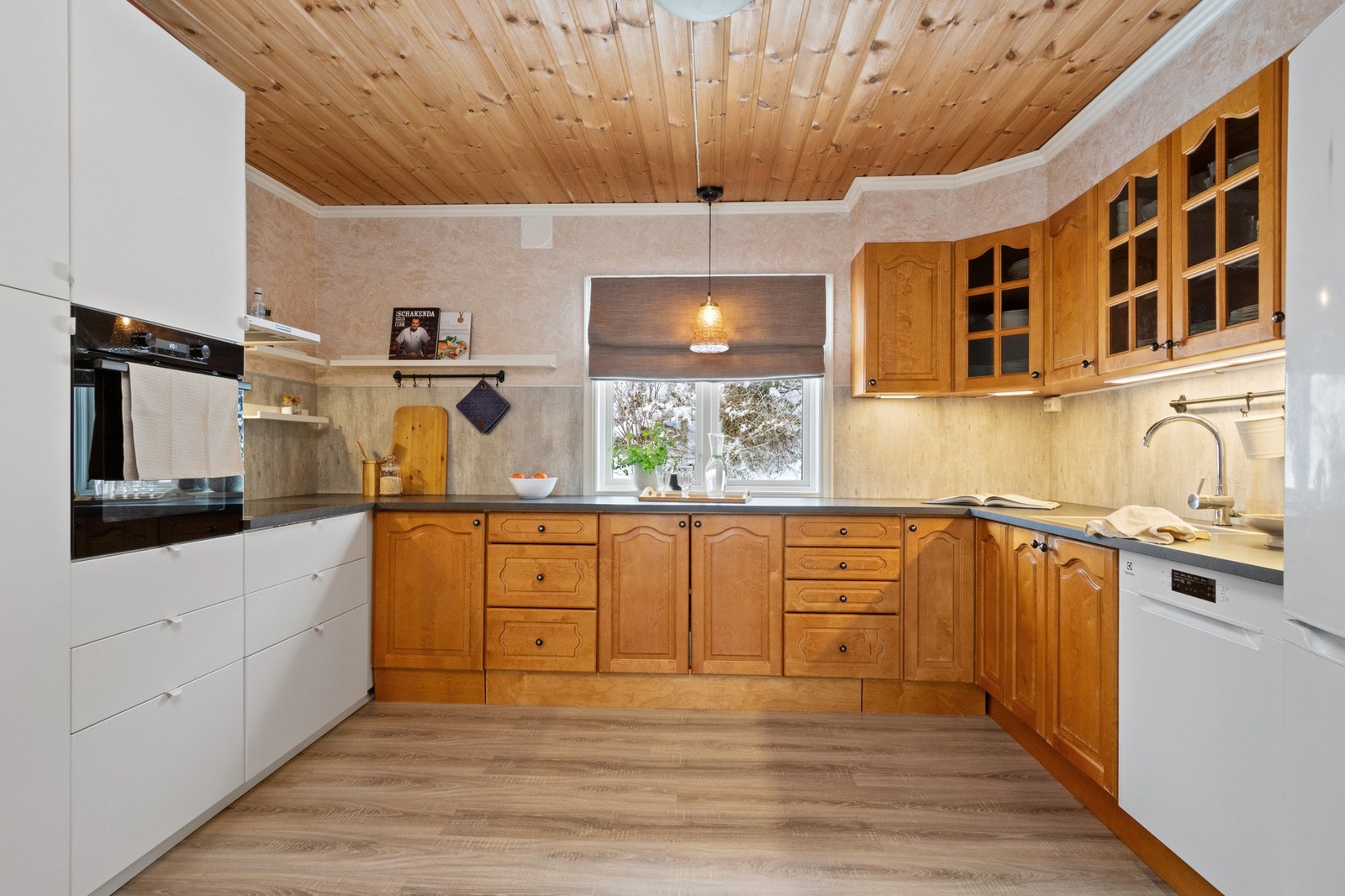 Kjøkkenet er romslig, men samtidig areal effektivt og byr på rikelig med oppbevaringsplass og gode arbeidsflater Galleribilde