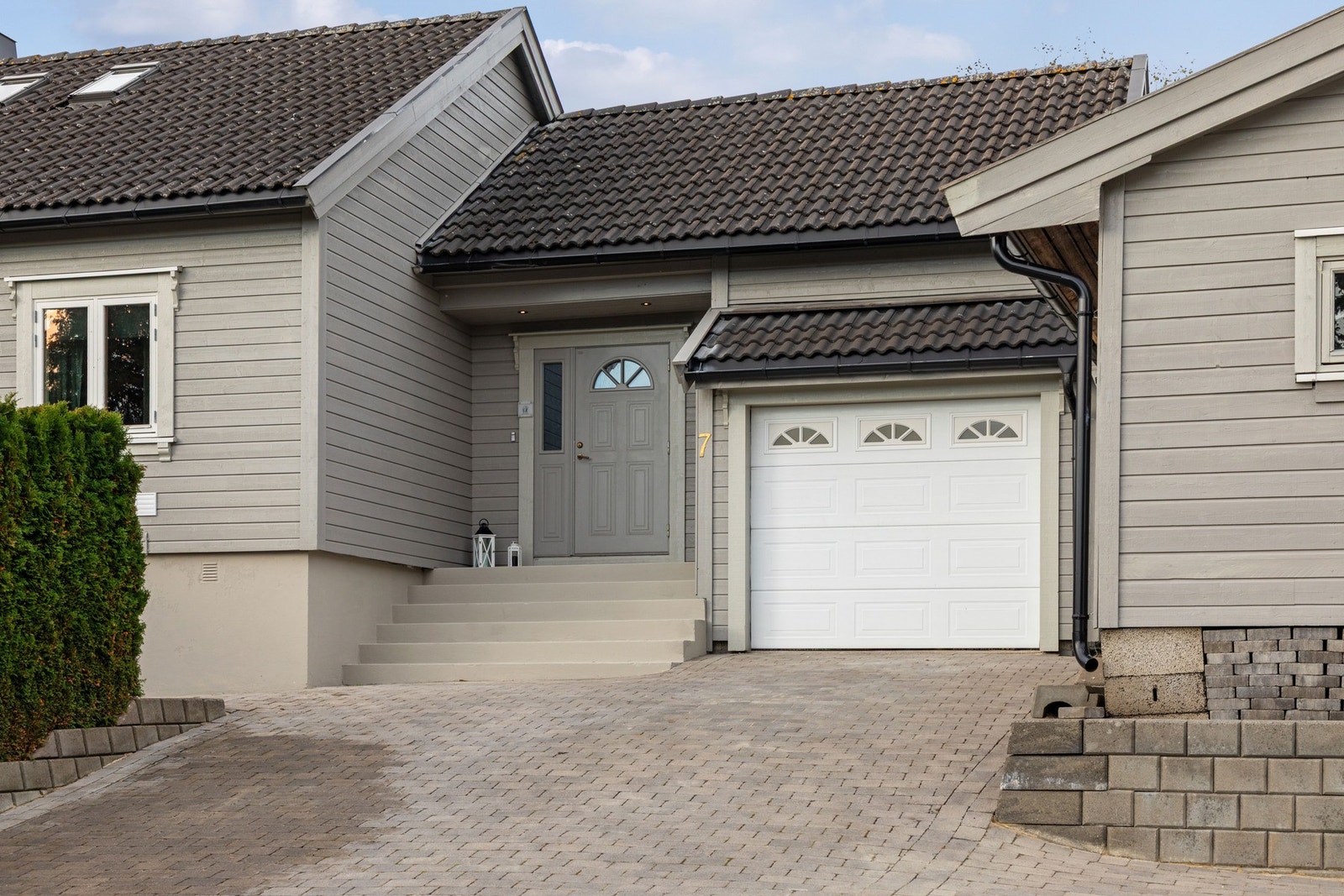 Her har du gode parkeringsmuligheter i både gårdsplass og garasje Galleribilde