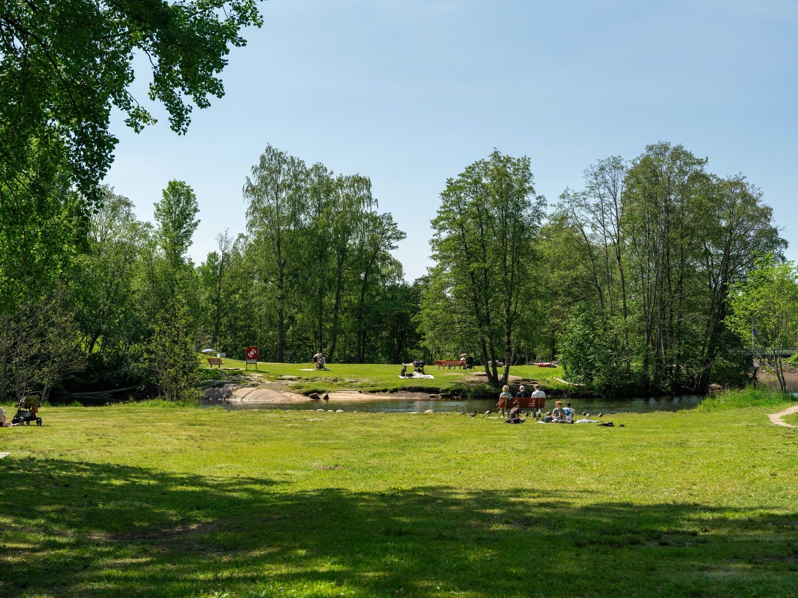 Store gressletter og høy temperatur i vannet gjør at denne badeplassen er et attraktivt sted for barnefamilier så vel som ungdom og eldre. Galleribilde