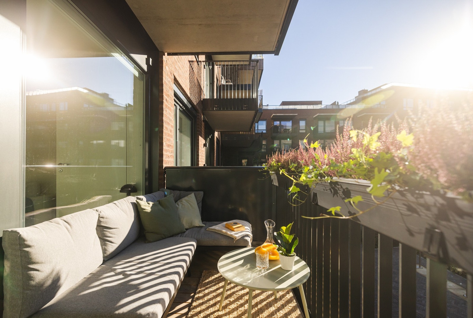 Balkongen er vendt mot sydvest, noe som betyr flotte solforhold. Selger informerer om at sola er på besøk mellom 10:00-15:00 på sommeren. Galleribilde