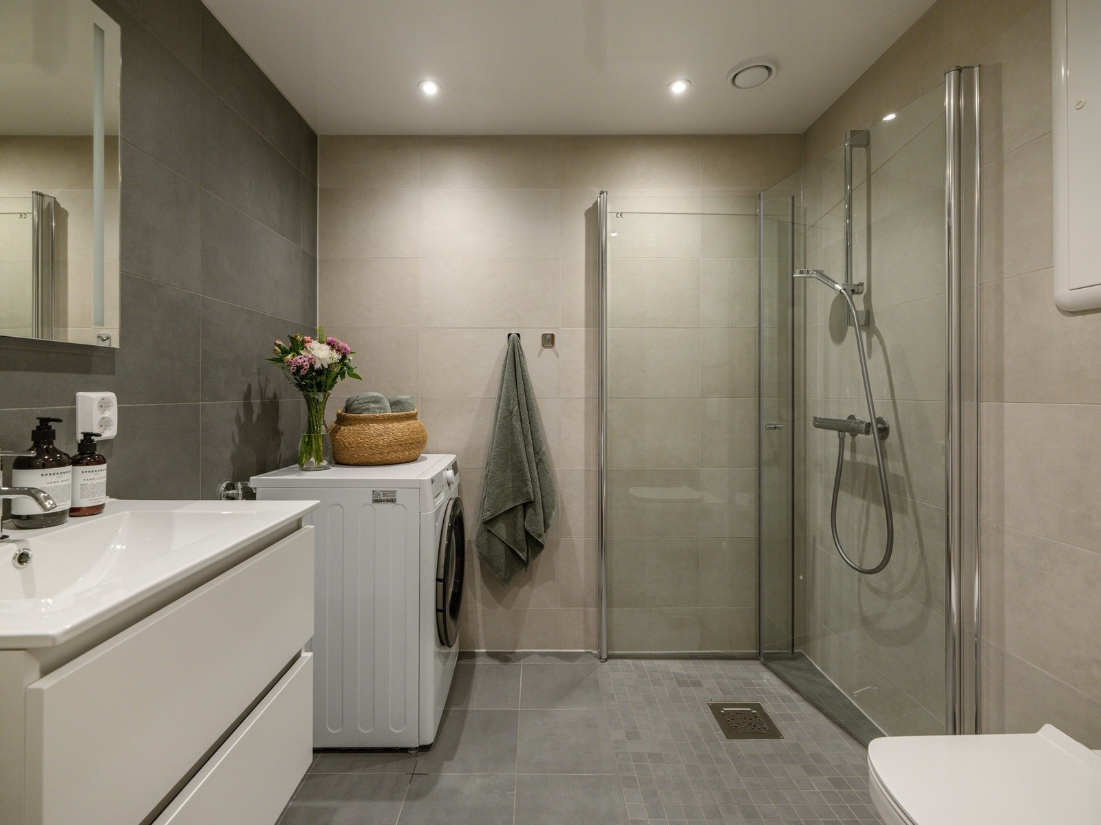Fra entreen finner vi det fine badet. Det er pent flislagt, og holder i likhet med resten av leiligheten standard fra 2024. Galleribilde