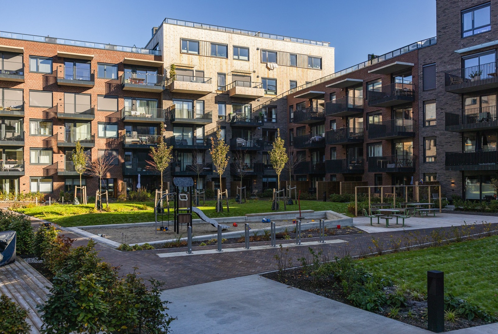 Bakgården rett utenfor er velholdt og pent opparbeidet. Som beboer i borettslaget får du tilgang til tre felles takterrasser. Galleribilde