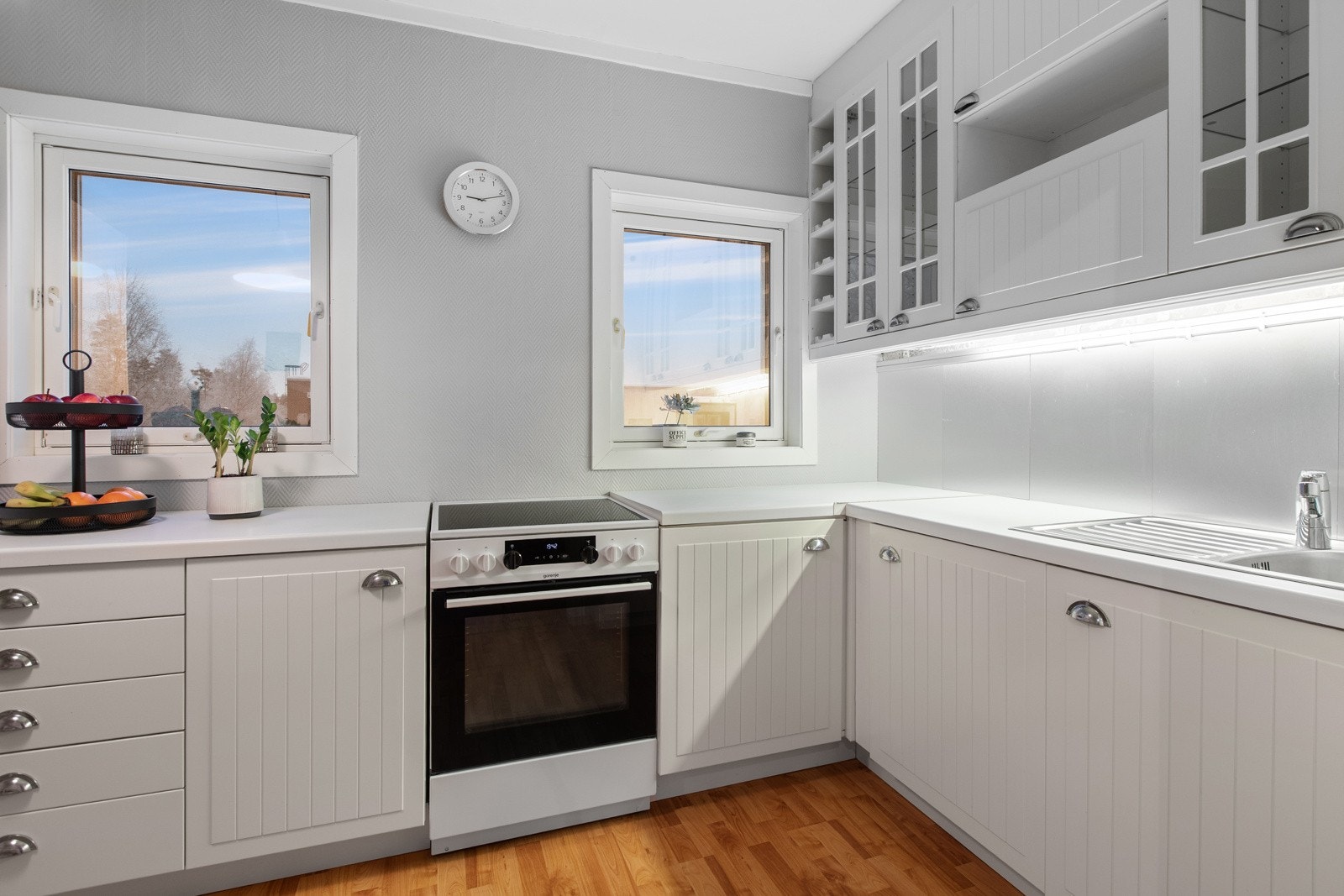 Separat kjøkken med god lagringsplass og mye lysinnslipp. Galleribilde