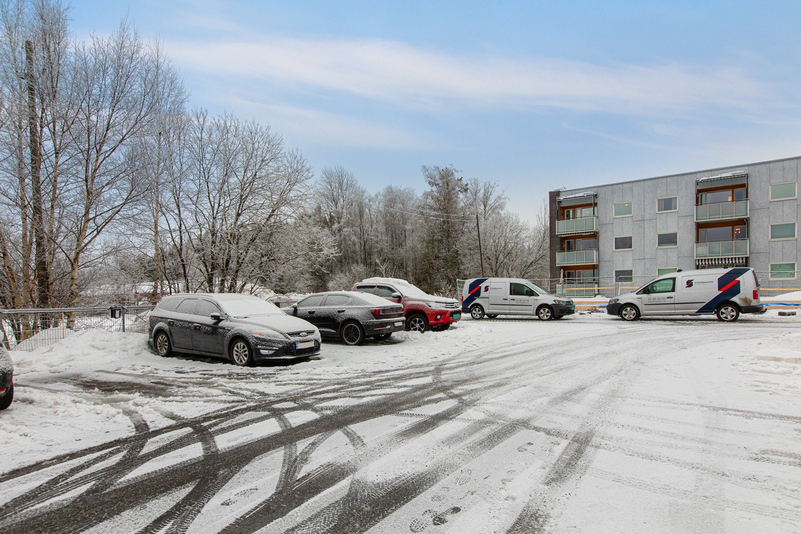 Borettslaget har garasjer og utendørs p-plasser som kan leies etter liste. Galleribilde