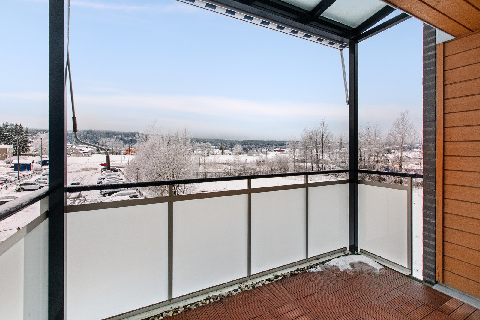 Balkongen vender mot vest og har sol til sen kveld og fin solnedgang. Galleribilde