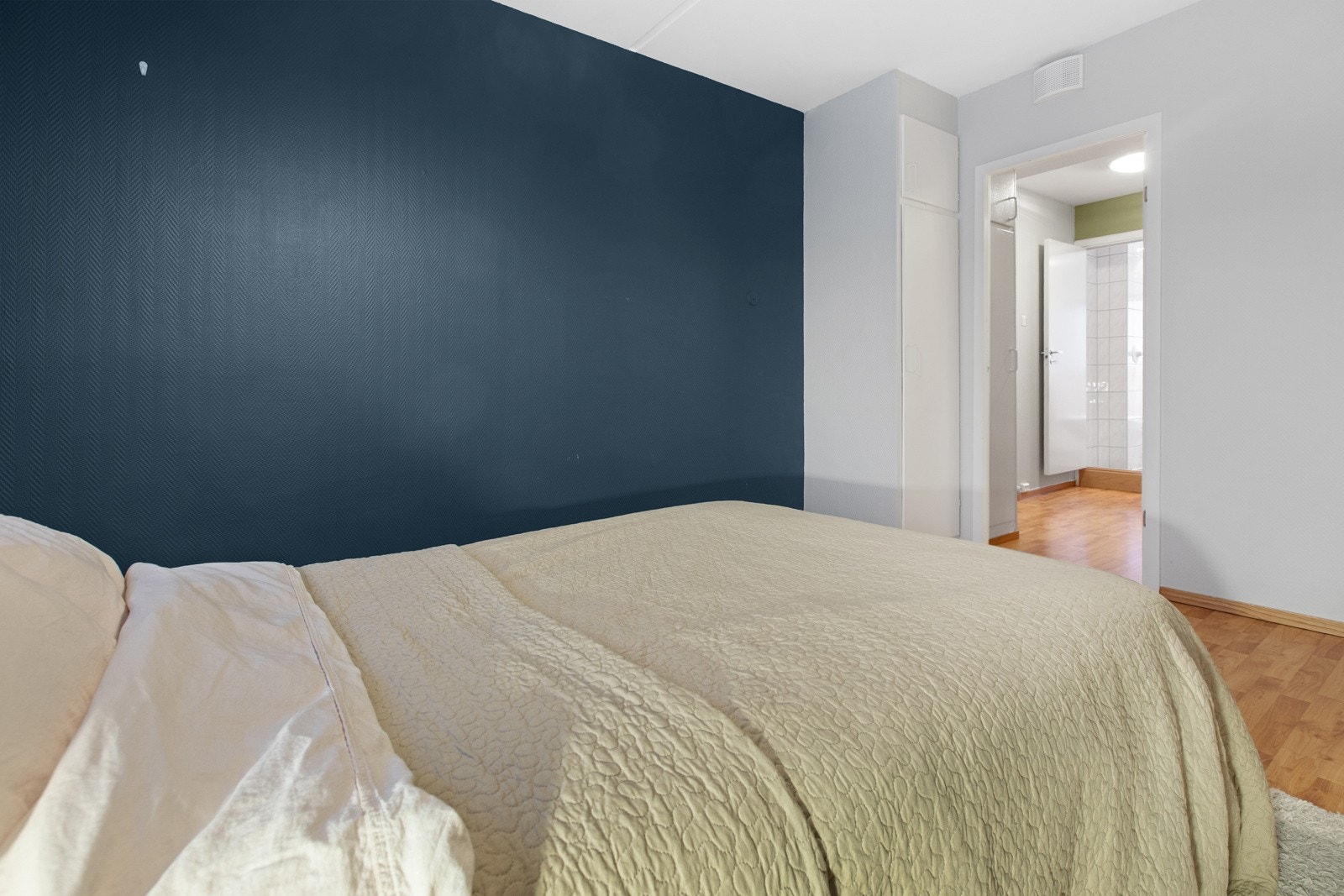 Det er plassbygd skap i hjørnet. Galleribilde