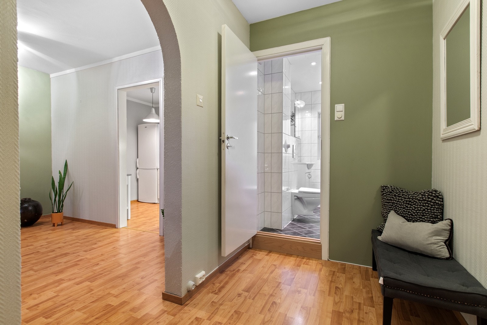 Åpen entré med plass til knaggrekke og skohylle. Galleribilde