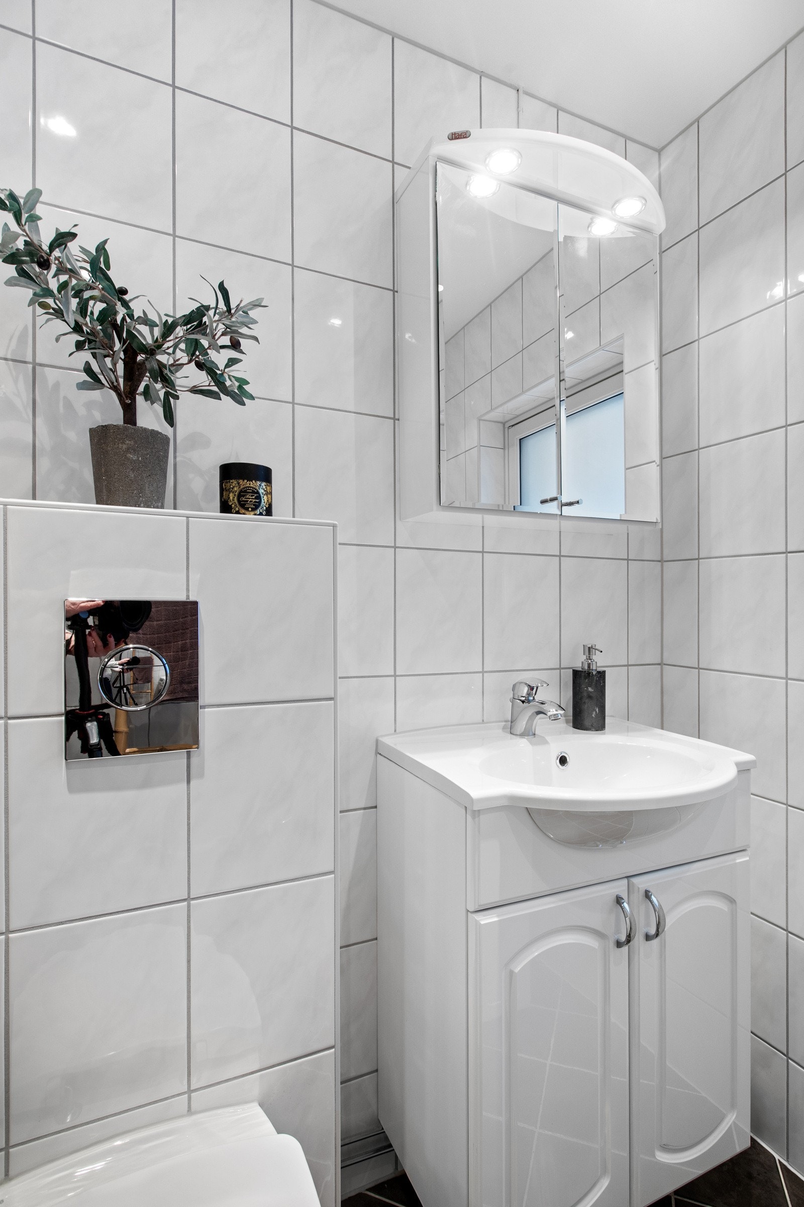 Badet har underskap og praktisk speilskap. Galleribilde