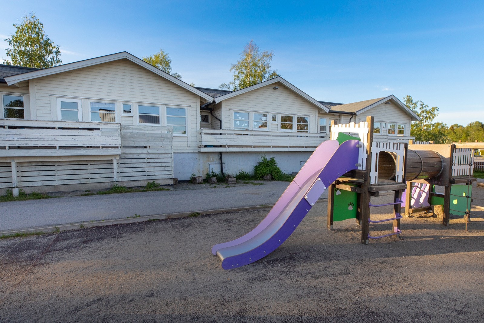 Ved skolen ligger også Åsenhagen barnehage. Galleribilde