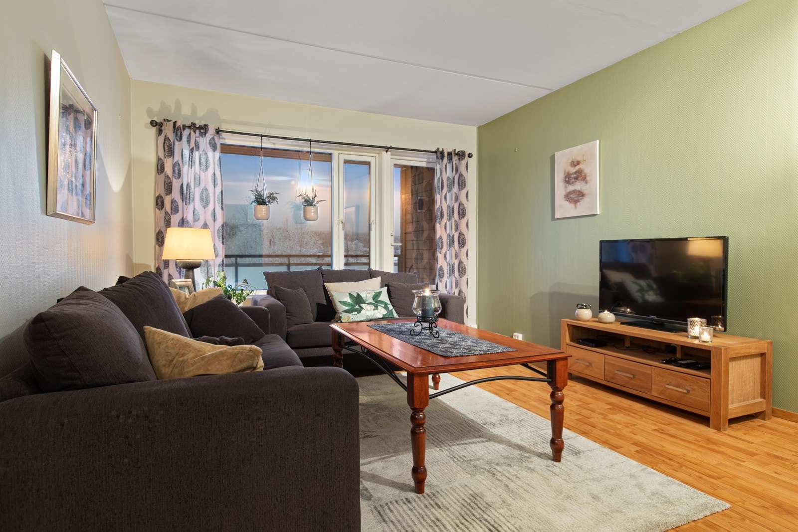 Hyggelig stue med plass til sofagruppe og spisebord. Galleribilde