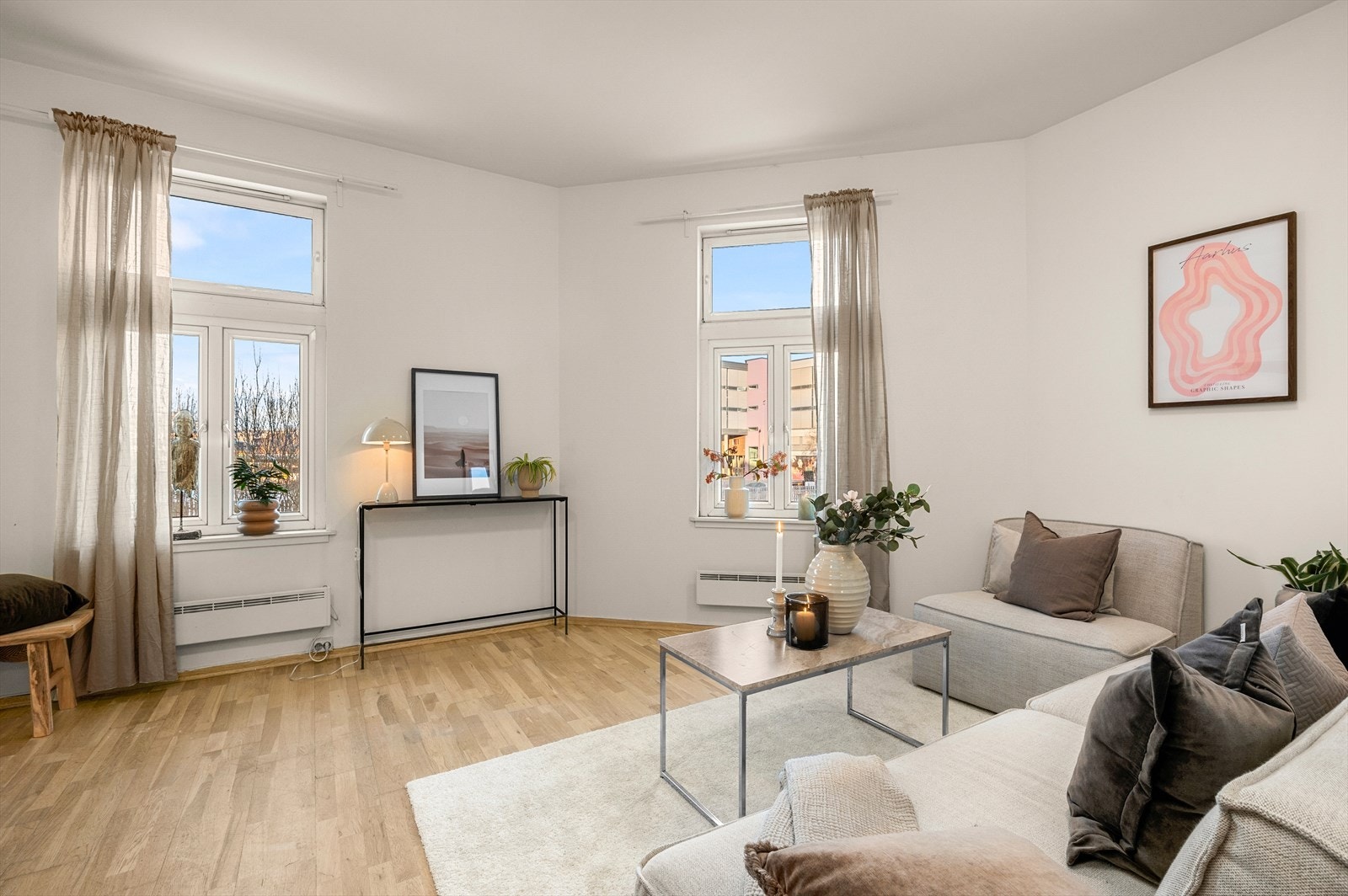 Leiligheten har en god beliggenhet med gangavstand til sentrum som byr på "alt" av servicefasiliteter, samt korte avstander til park- og turområder. Galleribilde