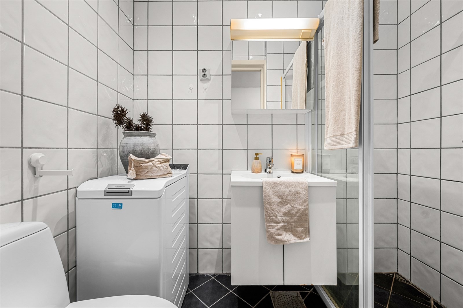 Plass effektivt bad på 2,8 m² med dusjkabinett, servant med underskap og opplegg for vaskemaskin Galleribilde