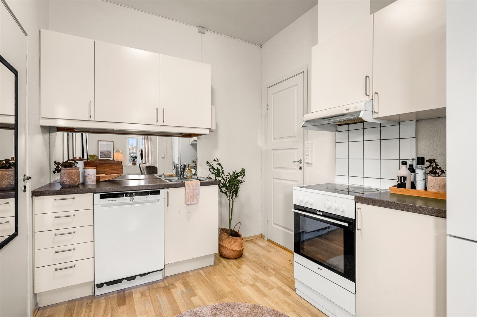 Kjøkkenet er på 8,1 m² med effektiv løsning og god oppbevaringsplass Galleribilde