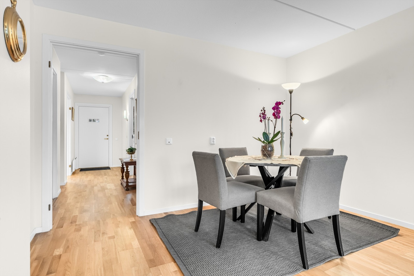 Hyggelig med plass til spisebord i den ene enden av stuen. Galleribilde