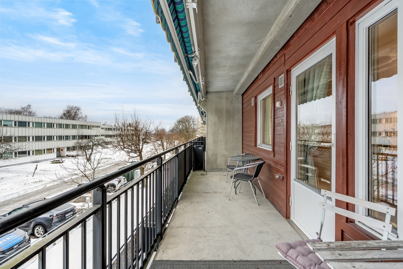 Fra stuen er det utgang til en vestvendt balkong på ca. 11 kvm, med gode solforhold. Galleribilde