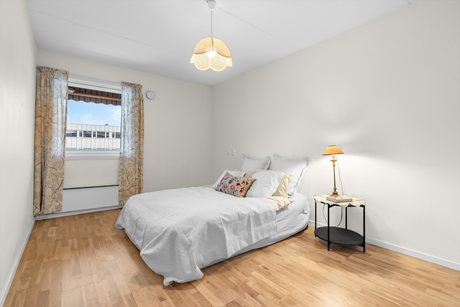 Hovedsoverommet ligger i tilknytning til stuen, og er av god størrelse. Galleribilde