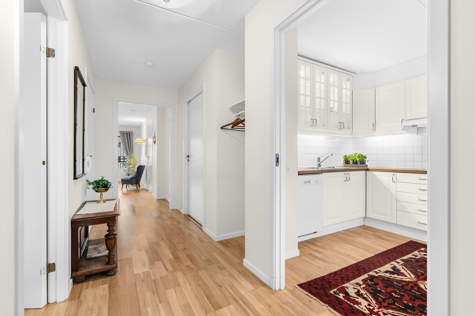 Leiligheten har en fin entré/gang med nisje for oppheng av ytterklær. Galleribilde