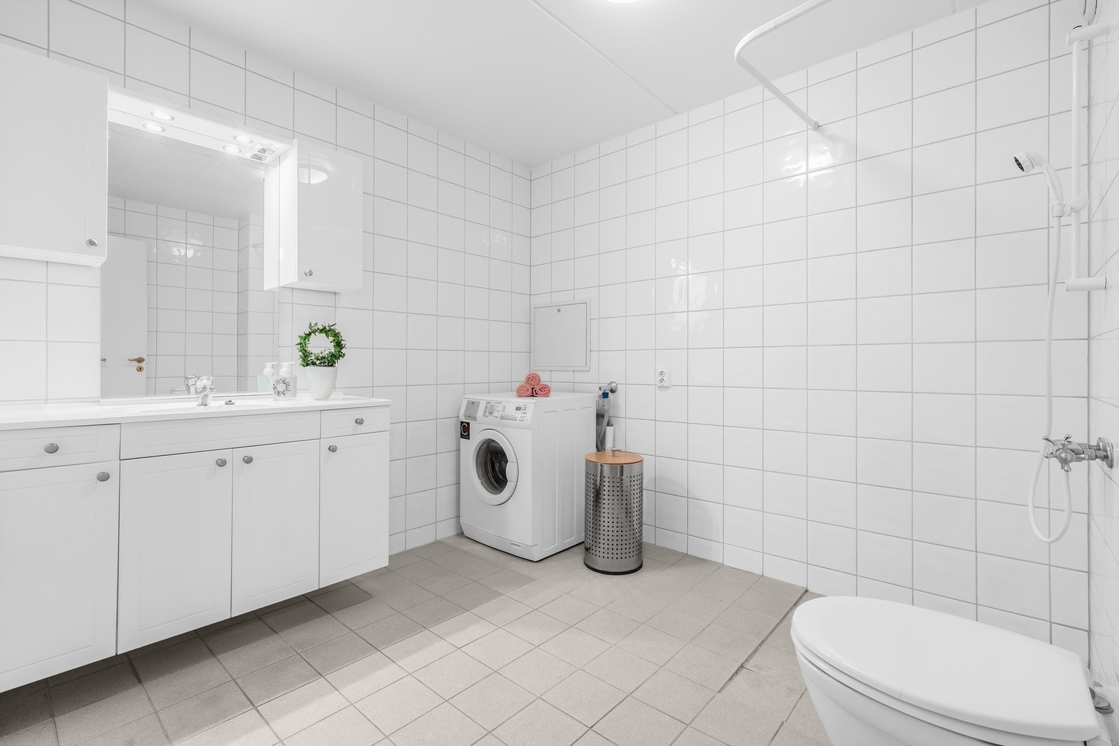 Flislagt baderom av god størrelse, med termostatstyrte varmekabler. Servantskap med heldekkende servant og høyskap gir gode lagringsmuligheter for toalettartikler, mm. Galleribilde