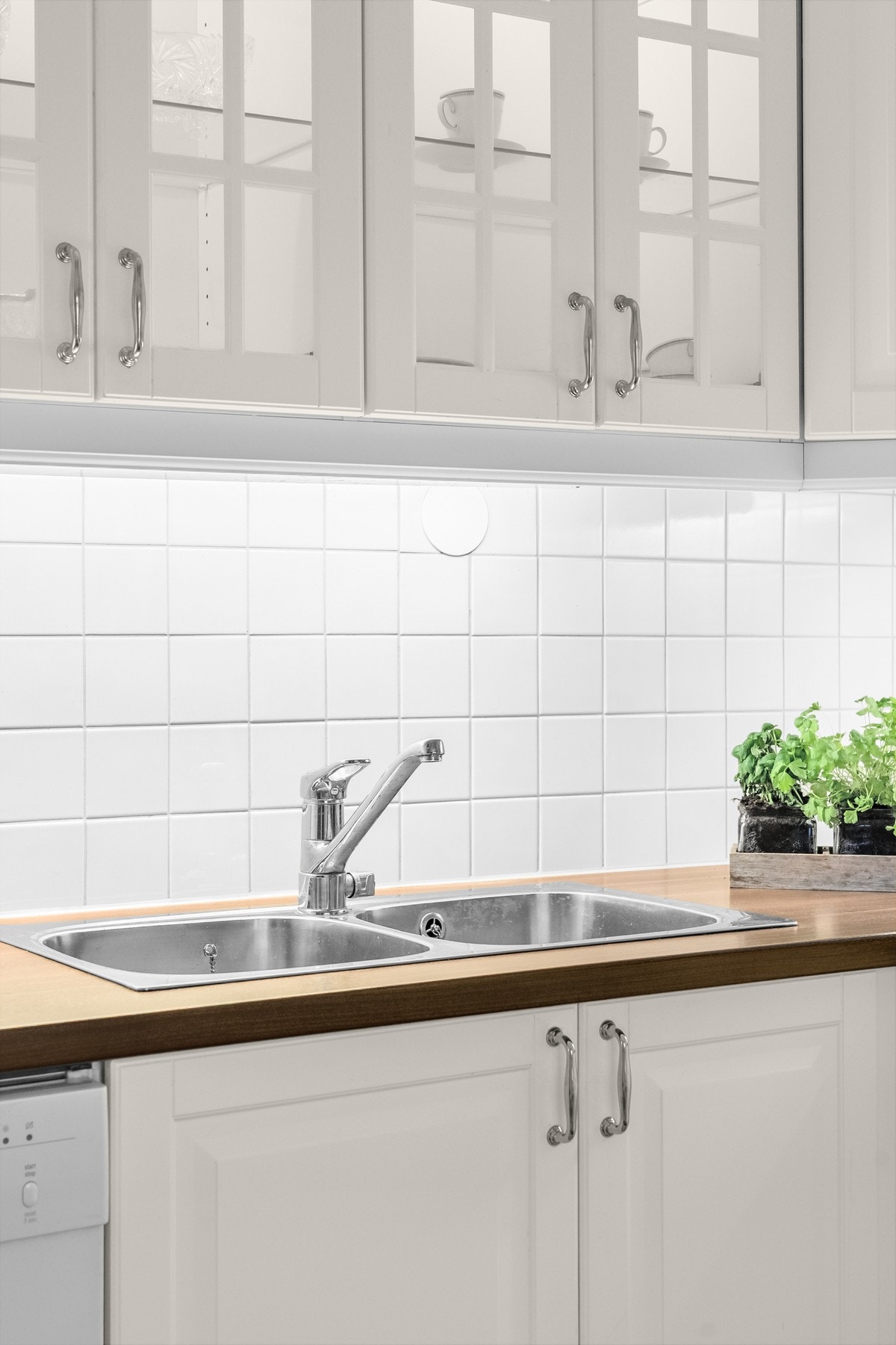 Enkelte vitrinefronter med lys innvendig gir et delikat uttrykk. Galleribilde