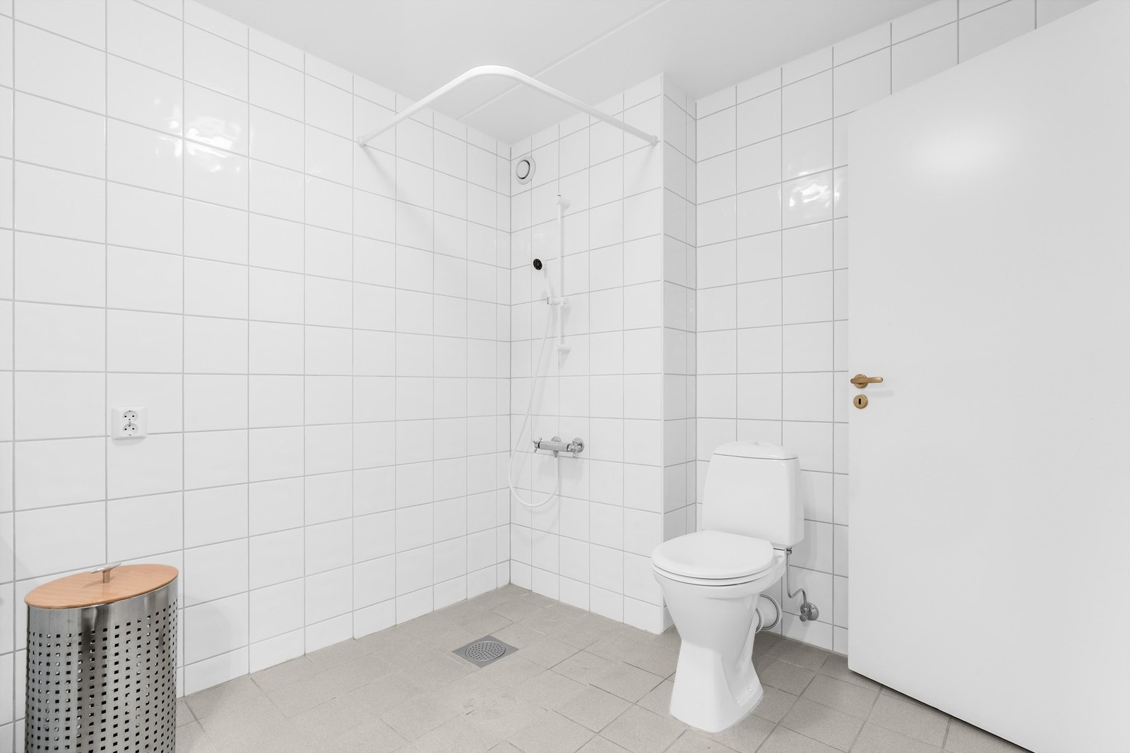 Åpen dusjplass i hjørnet. Videre er badet utstyrt med gulvmontert toalett. Galleribilde