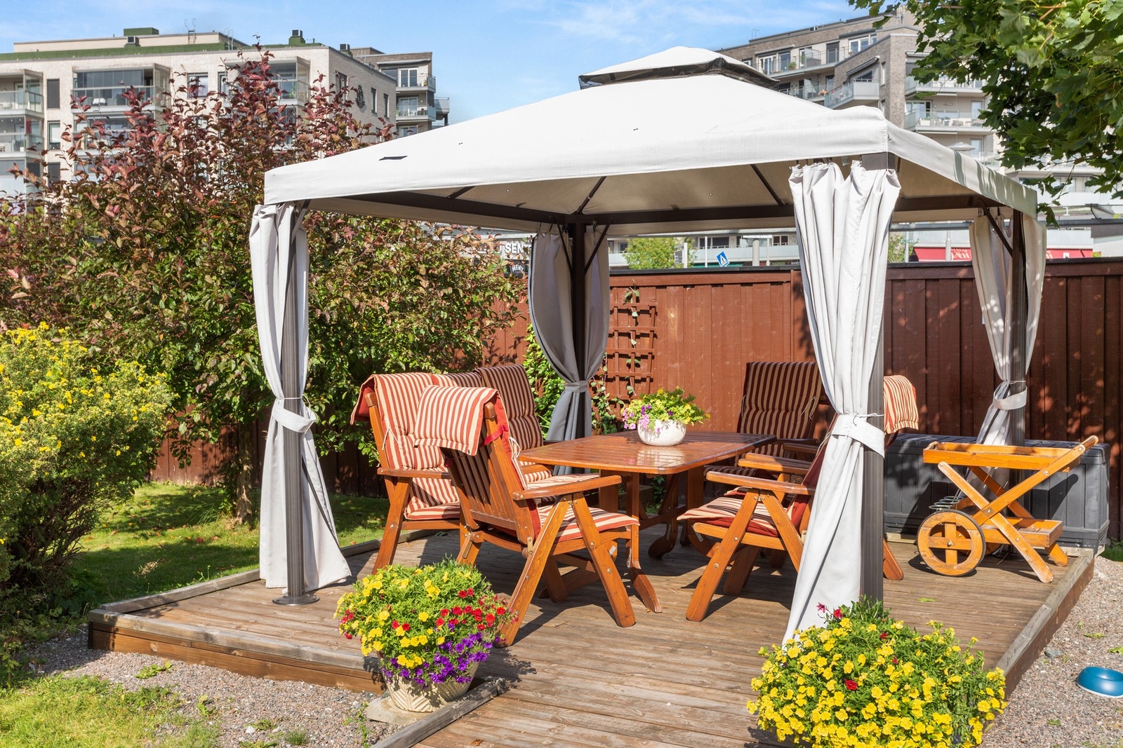 I en skjermet felleshage er det en flott uteplass fra 2021 med sittegrupper til felles anvendelse og sosial hygge. Galleribilde