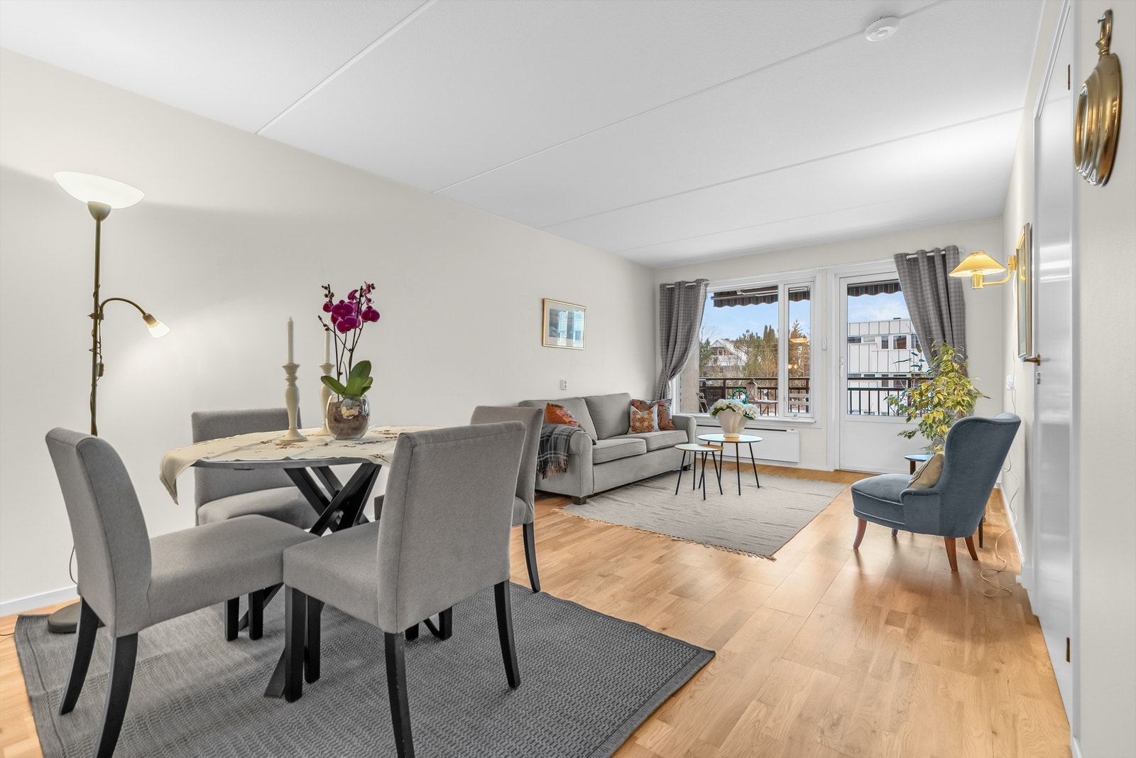 Leiligheten har en romslig stue, med gode vindusflater som slipper inn rikelig med naturlig lys. Galleribilde