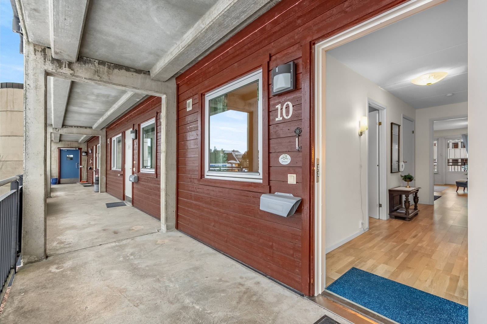 Boligen har trappefri adkomst via heis og svalgang. På svalgangen kan man sette ut en stol, og nyte første kaffekopp i morgensolen. Galleribilde