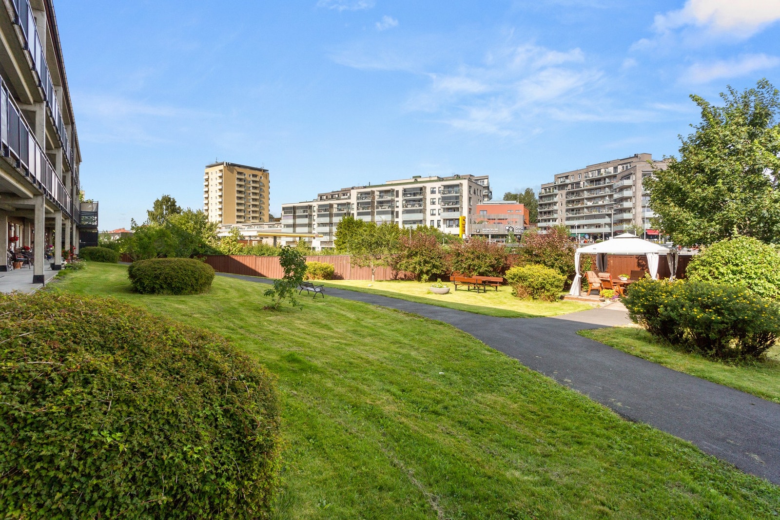 Boligen har en meget sentral beliggenhet i et attraktivt boligområde på Oppsal. Det er umiddelbar nærhet til offentlig kommunikasjon, og Oppsal senter kan sees i bakgrunnen av bildet. Galleribilde