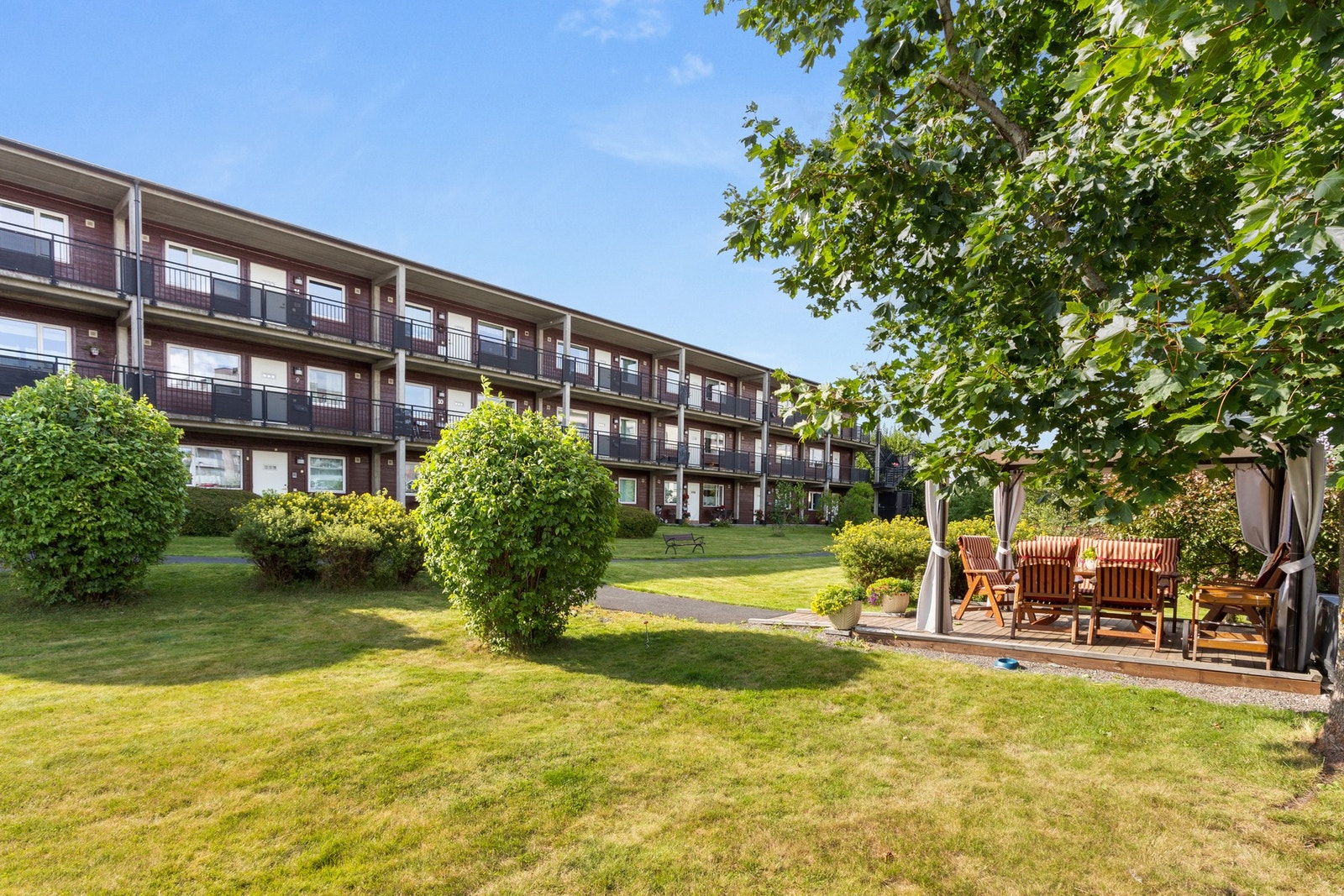 Her bor du i et veldrevet sameie, hvor fellestomten er pent opparbeidet med plenareal, prydbusker, trær og asfalterte internveier. Galleribilde