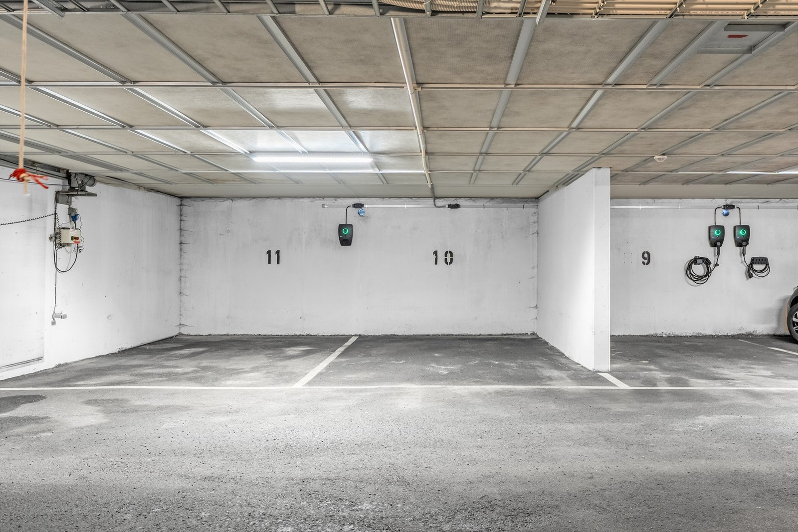 Det medfølger en garasjeplass i felles, lukket garasjeanlegg. Heisen tar deg fra leilighetsplan og ned til garasjen. Sameiet har også gjesteparkering. Galleribilde