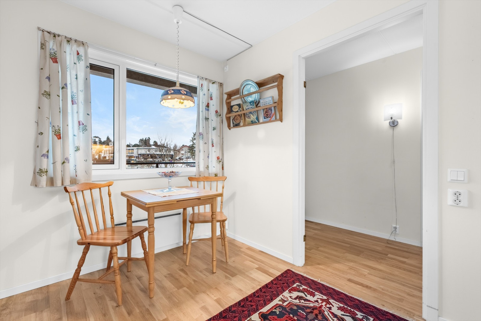 Det er hyggelig plass til spisebord ved vindu. Her kan morgenkaffen nytes. Galleribilde