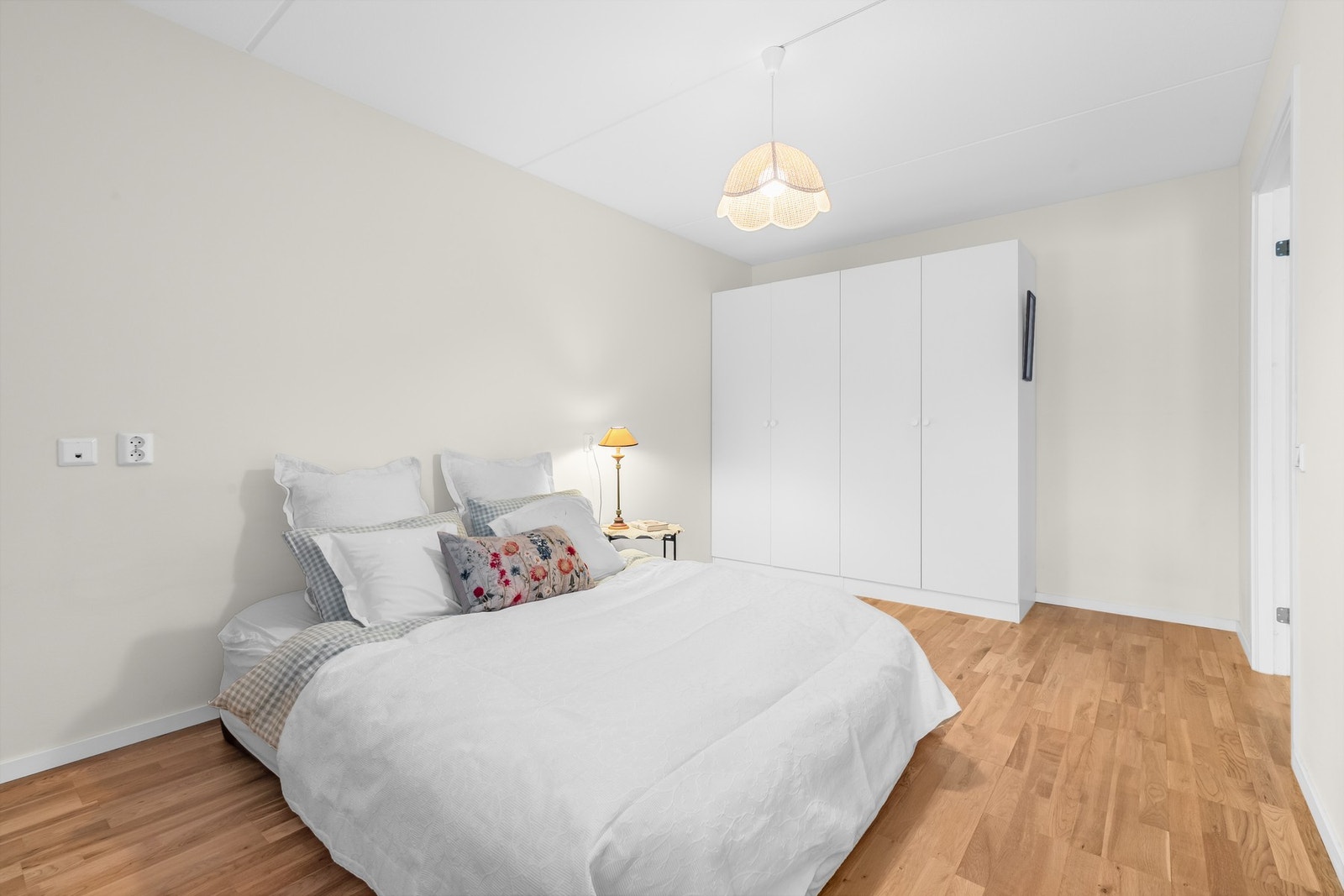 Her er det plass til dobbeltseng, med tilhørende nattbord. Garderobeskap med gode lagringsmuligheter for klær og sko. Galleribilde