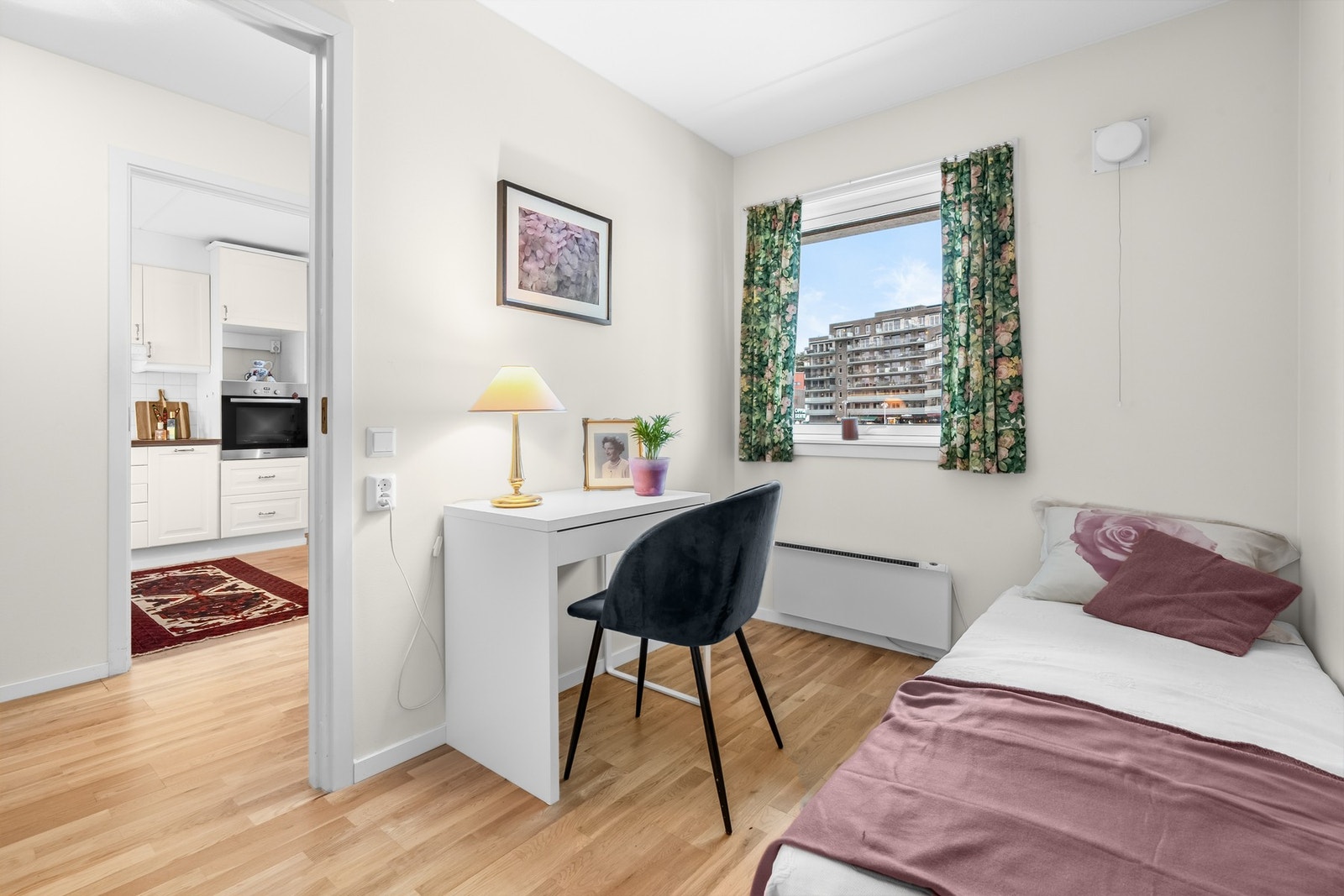 Leiligheten har to soverom. Det minste rommet ligger i tilknytning til entreen. Rommet er innredet med kontorpult, enkeltseng og garderobeskap. Galleribilde