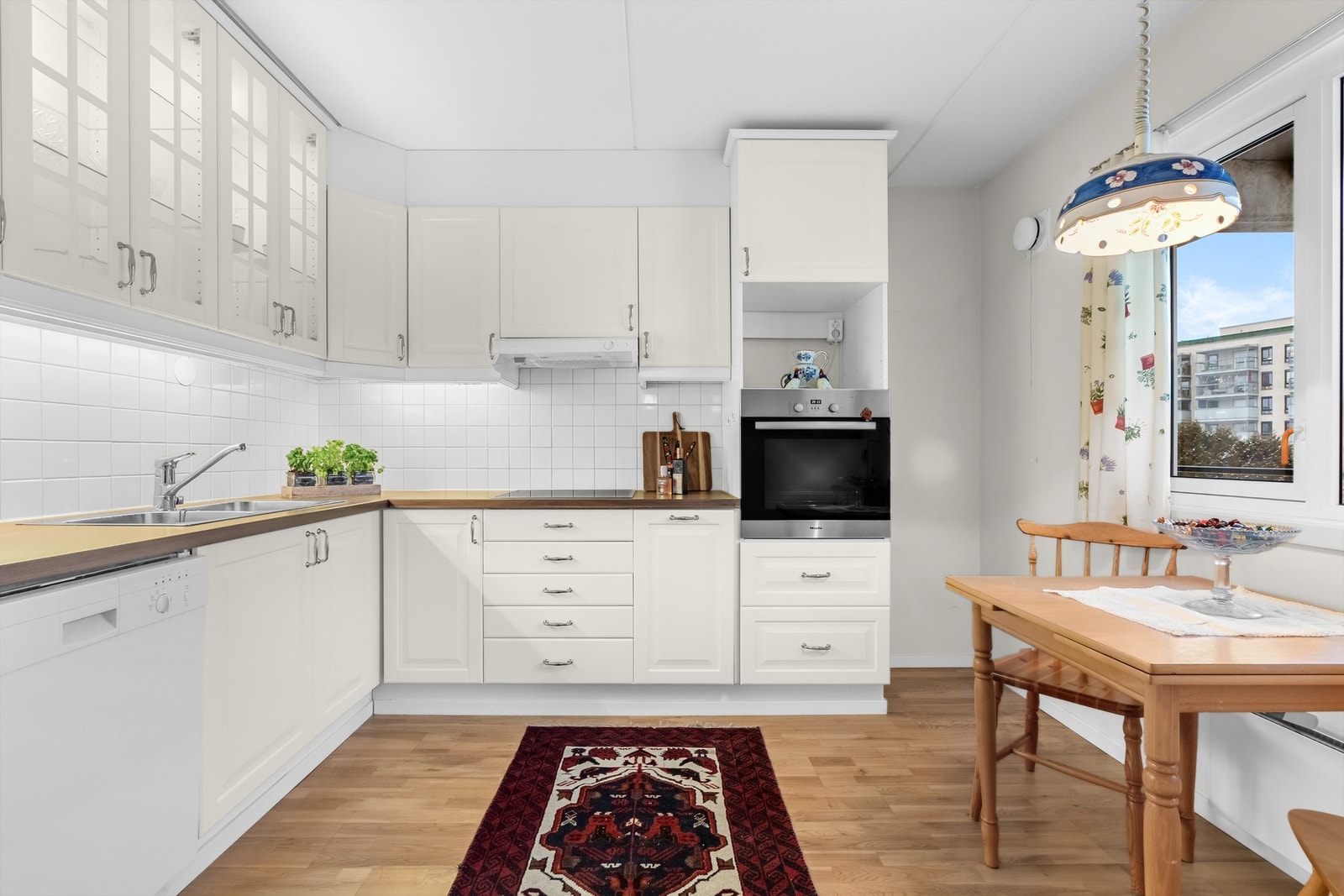 Separat kjøkken fra 2014, med god skap- og benkeplass. Galleribilde