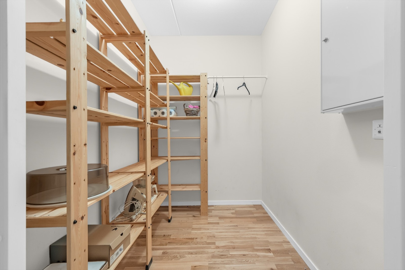 Yttertøy, sko og utstyr ryddes enkelt bort i den praktiske innvendige boden. Ytterligere lagringsplass i kjellerbod. Galleribilde