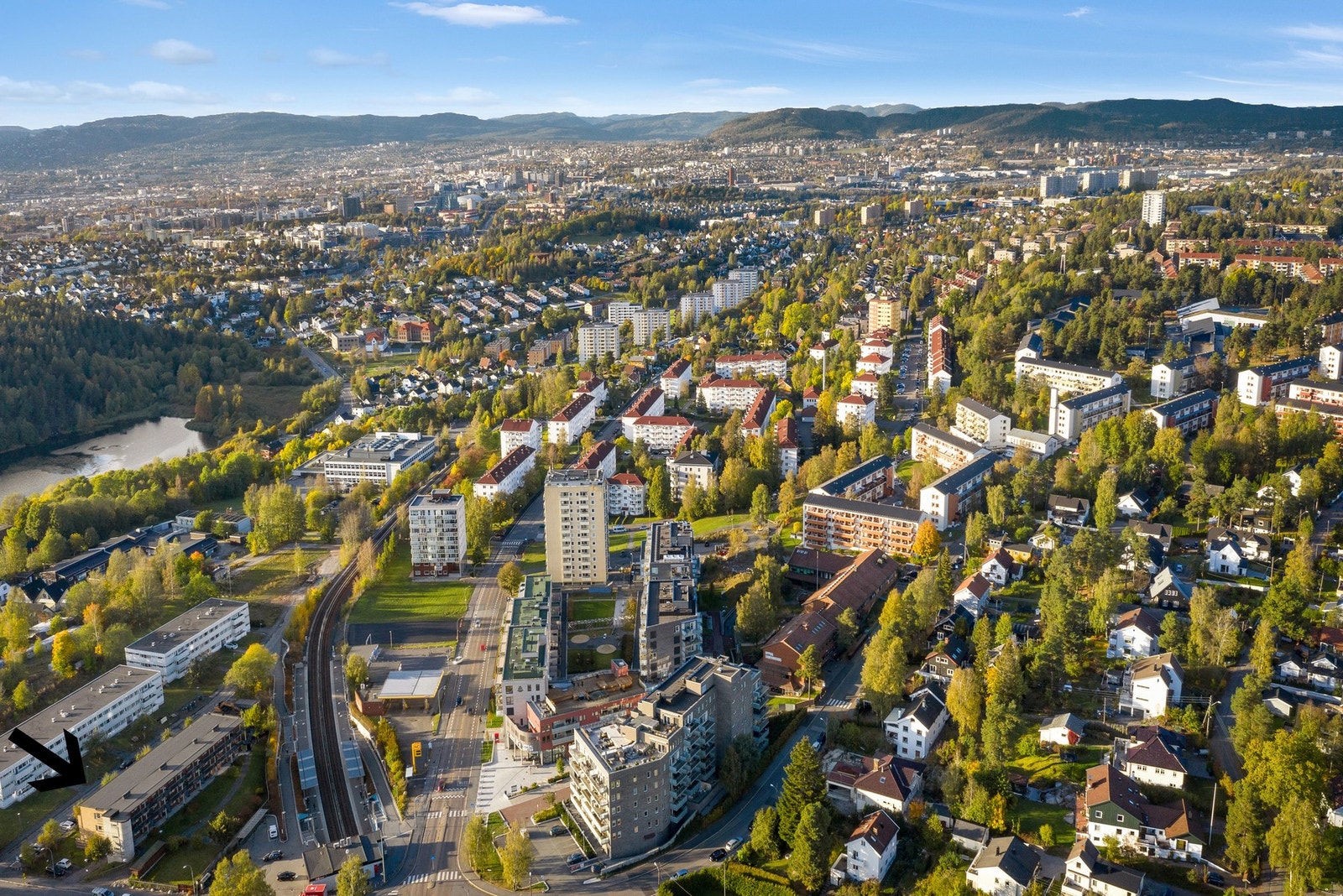 Fra leiligheten har du kort gange til T-bane, buss, handlesenter med matbutikker og diverse servicetilbud, samt Oppsal samfunnshus. Galleribilde