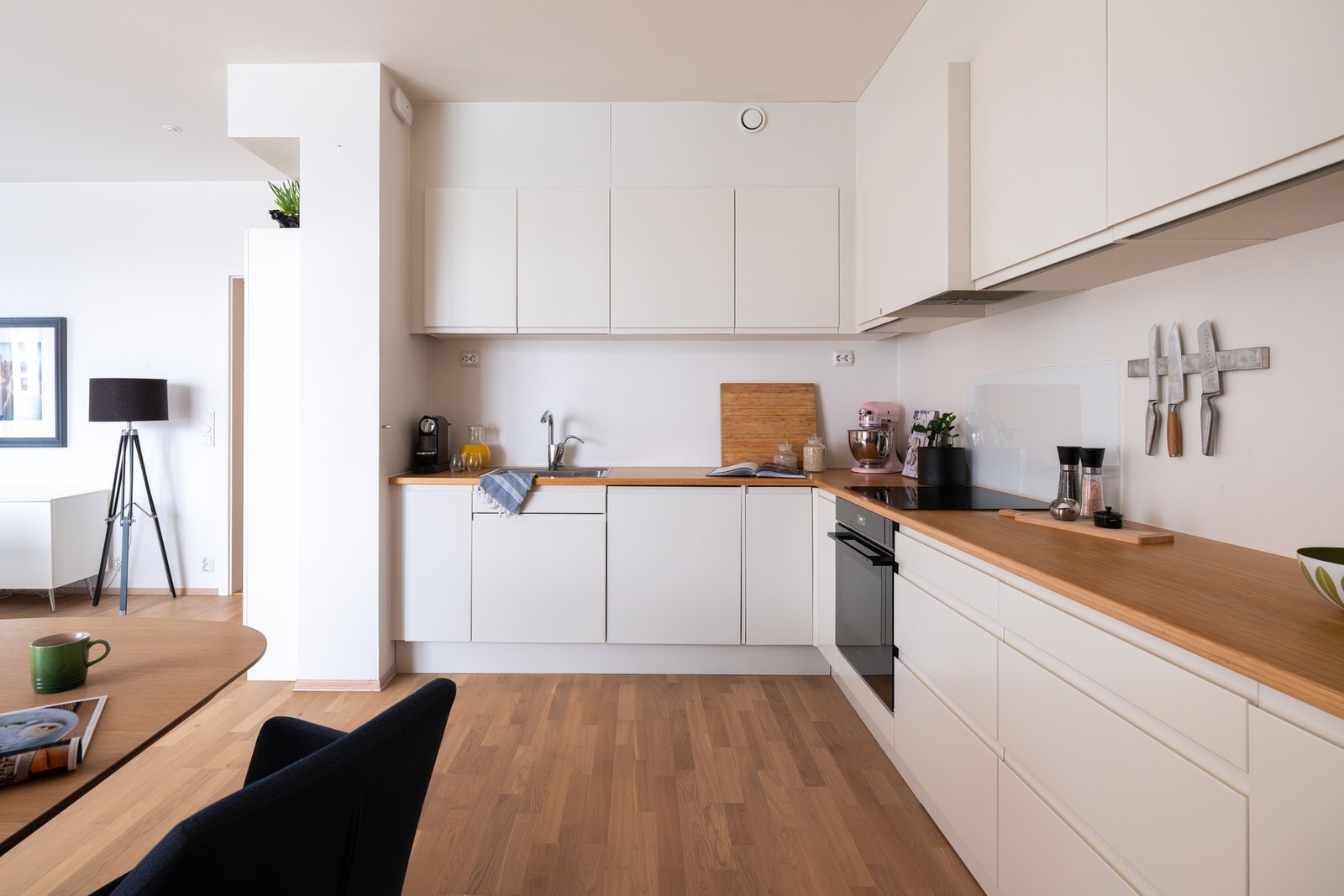 Til info vil stekeovnen og oppvaskmaskinen bli byttet ut før overtakelsen. Det vil bli satt inn en Siemens SN61IX09TE oppvaskmaskin og en Siemens HB74BS innebygd stekeovn (brukt fra desember 2023). Galleribilde