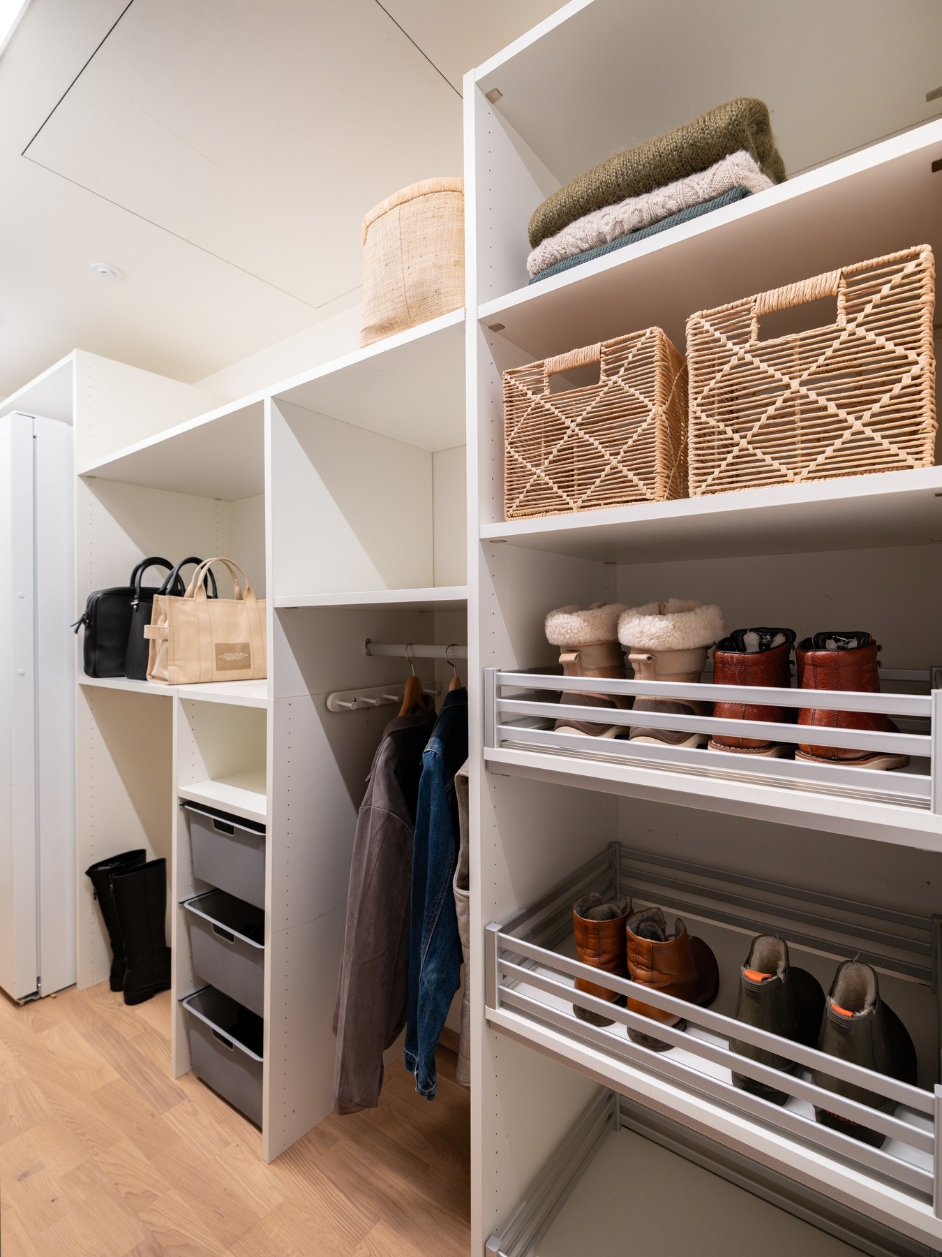 Her er det godt med lagringsplass. For ytterligere lagringsplass medfølger det også en kjellerbod på ca. 7 kvm. Galleribilde