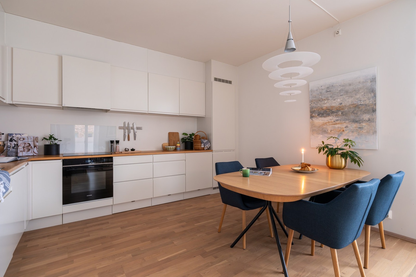 Kjøkkenet har gode arbeidsvilkår med mye benkeplass og god oppbevaringsplass i skap og skuffer. Det er også sokkelskuffer på 3 skuffeseksjoner på kjøkkenet for ekstra oppbevaring. Galleribilde