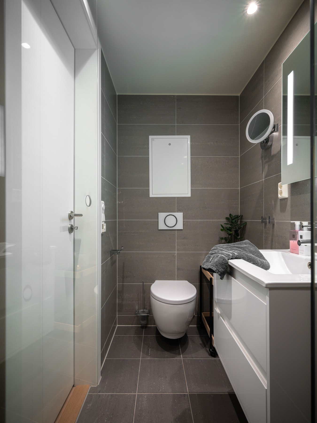 Videre har badet vegghengt toalett og en romslig dusjnisje med dusjvegg og dør i glass. Galleribilde