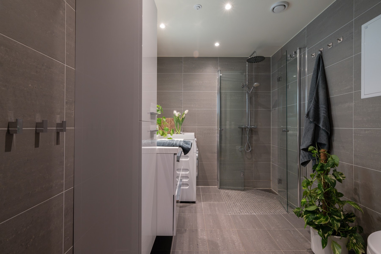 Her får man gleden av to delikate flislagte bad. Begge badene har lekre fliser, gulvvarme og downlightsbelysning. Galleribilde