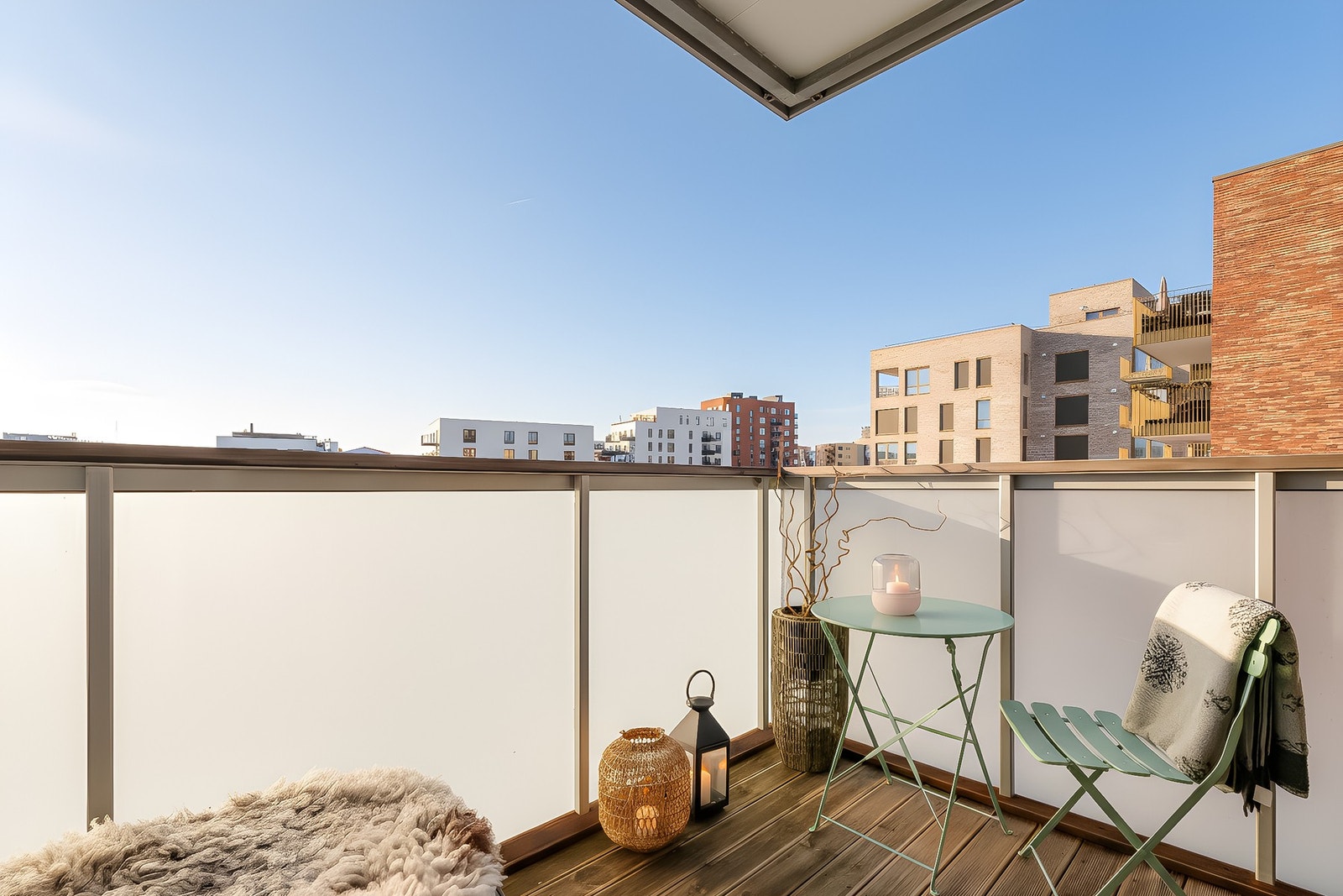 Her får man gleden av en sydvestvendt, luftig balkong med gode solforhold. God plass til balkongmøblement, beplantning mm. Galleribilde