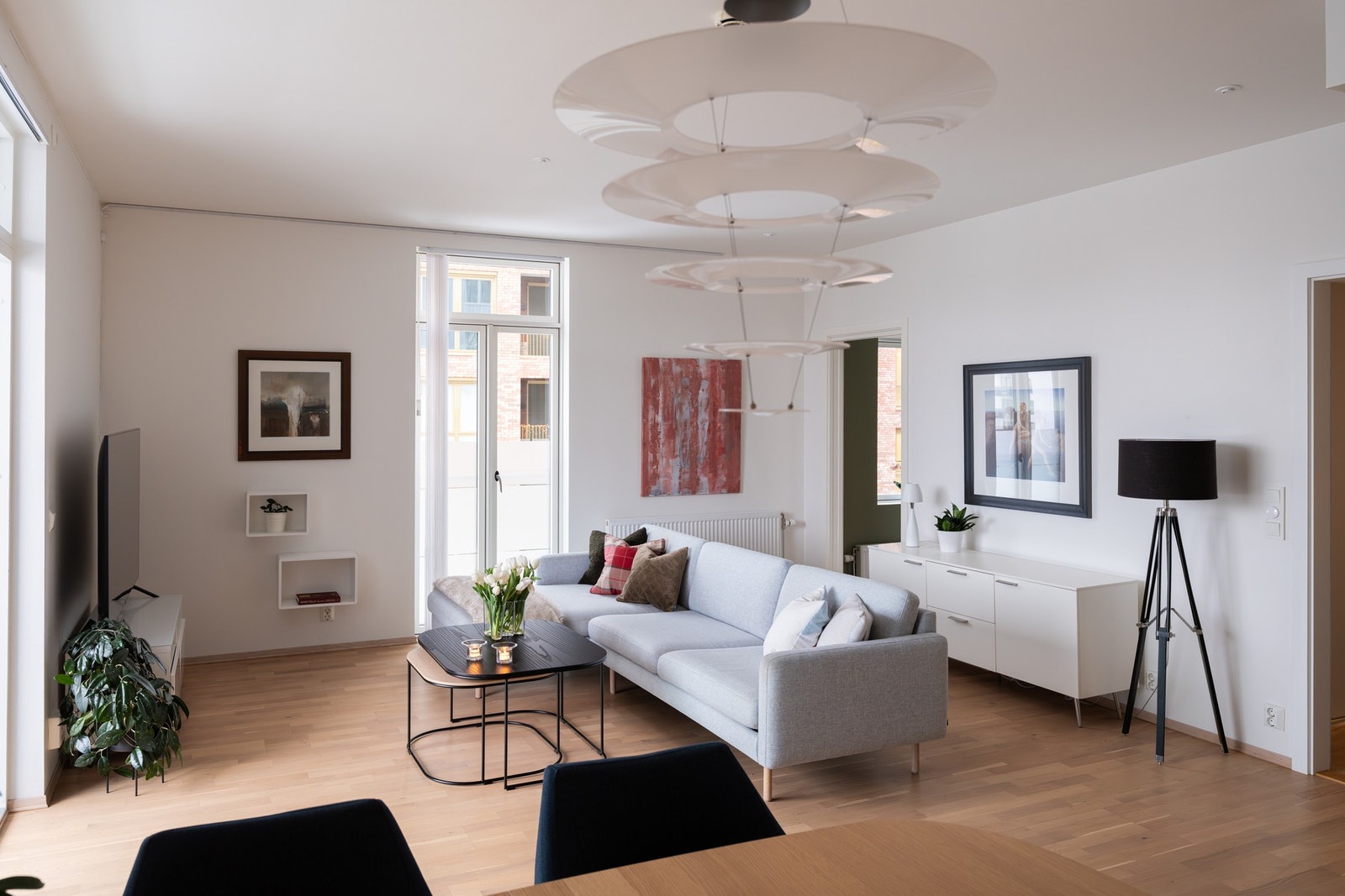 Rommet har en fin planløsning som gir en naturlig inndeling i ulike soner med plass for sofa med tilhørende møblement, samt spisestue. Galleribilde