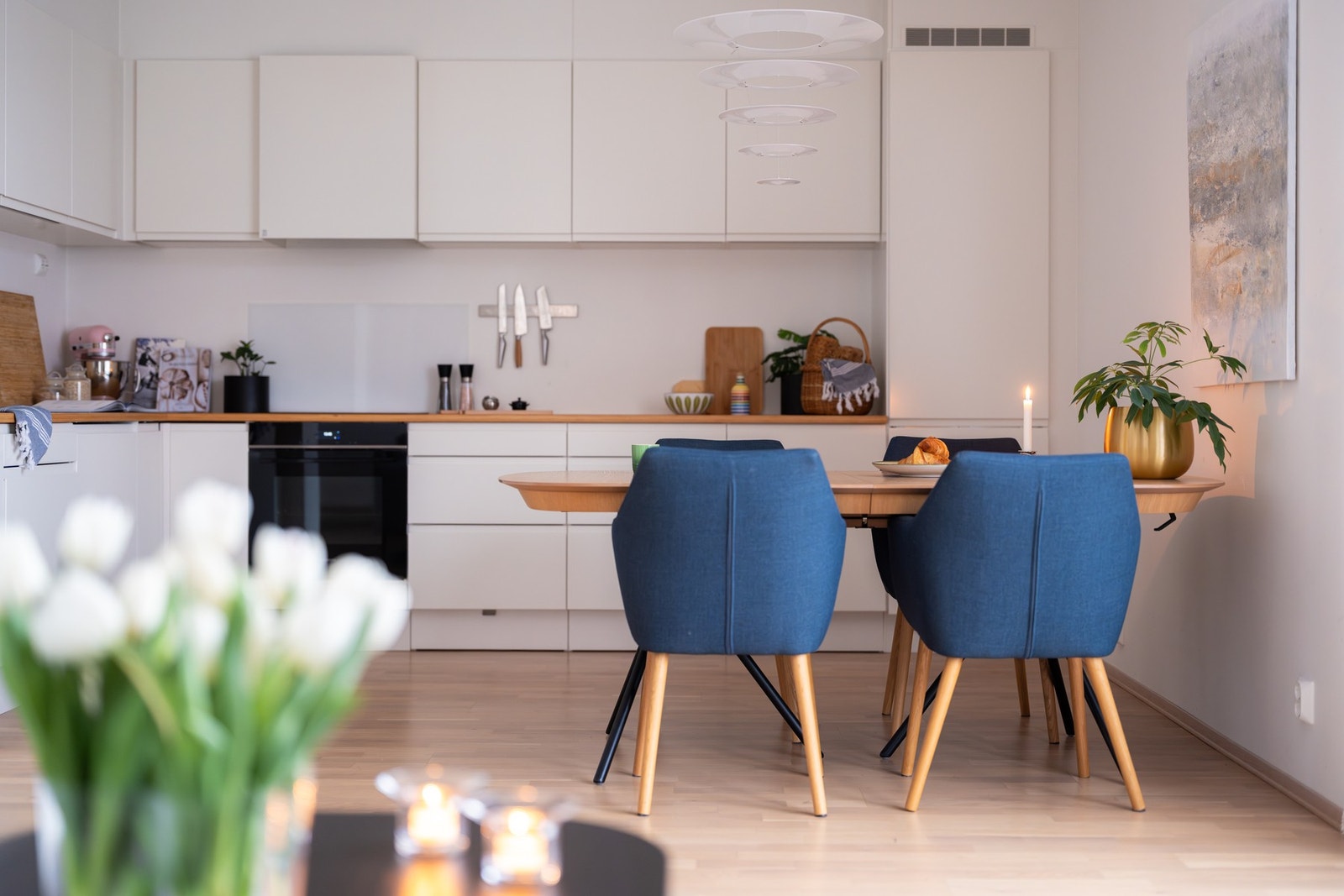 Leiligheten har et tidløst og stilrent kjøkken fra HTH med lyse overflater og benkeplate i bambus, samt oppvaskkum i stål. Galleribilde