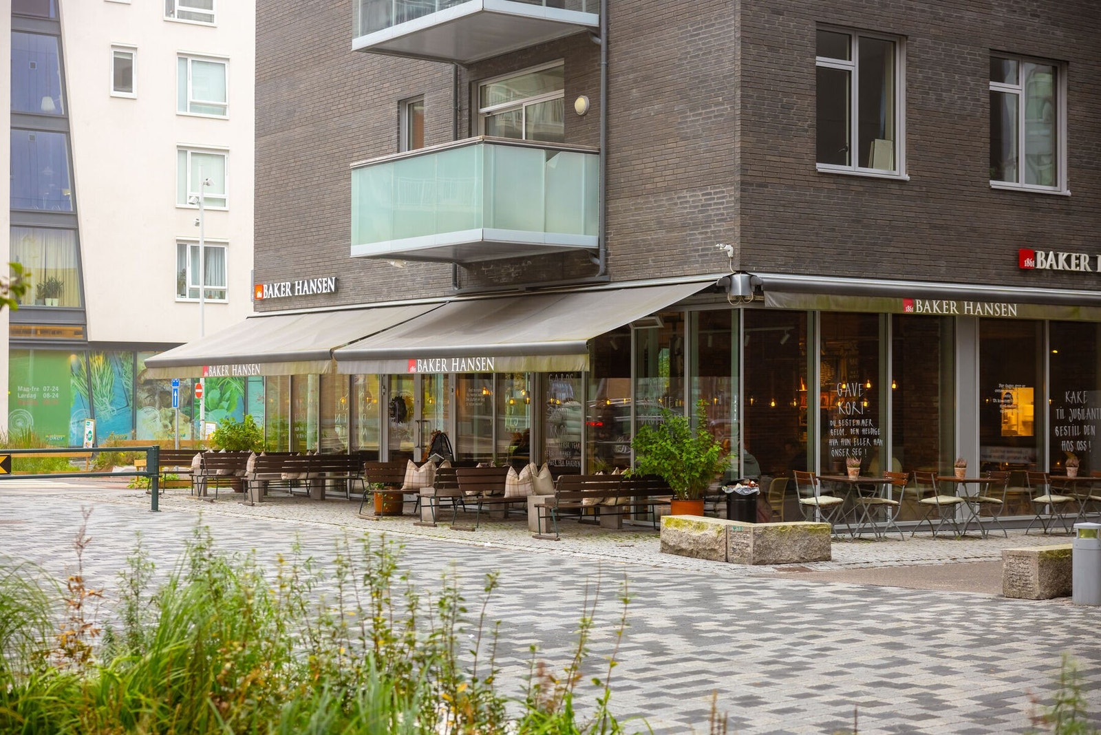 Området er godt etablert med et stort utvalg av kafeer og spisesteder. Baker Hansen ligger i samme kvartal som boligen, under et minutt fra leiligheten. Galleribilde
