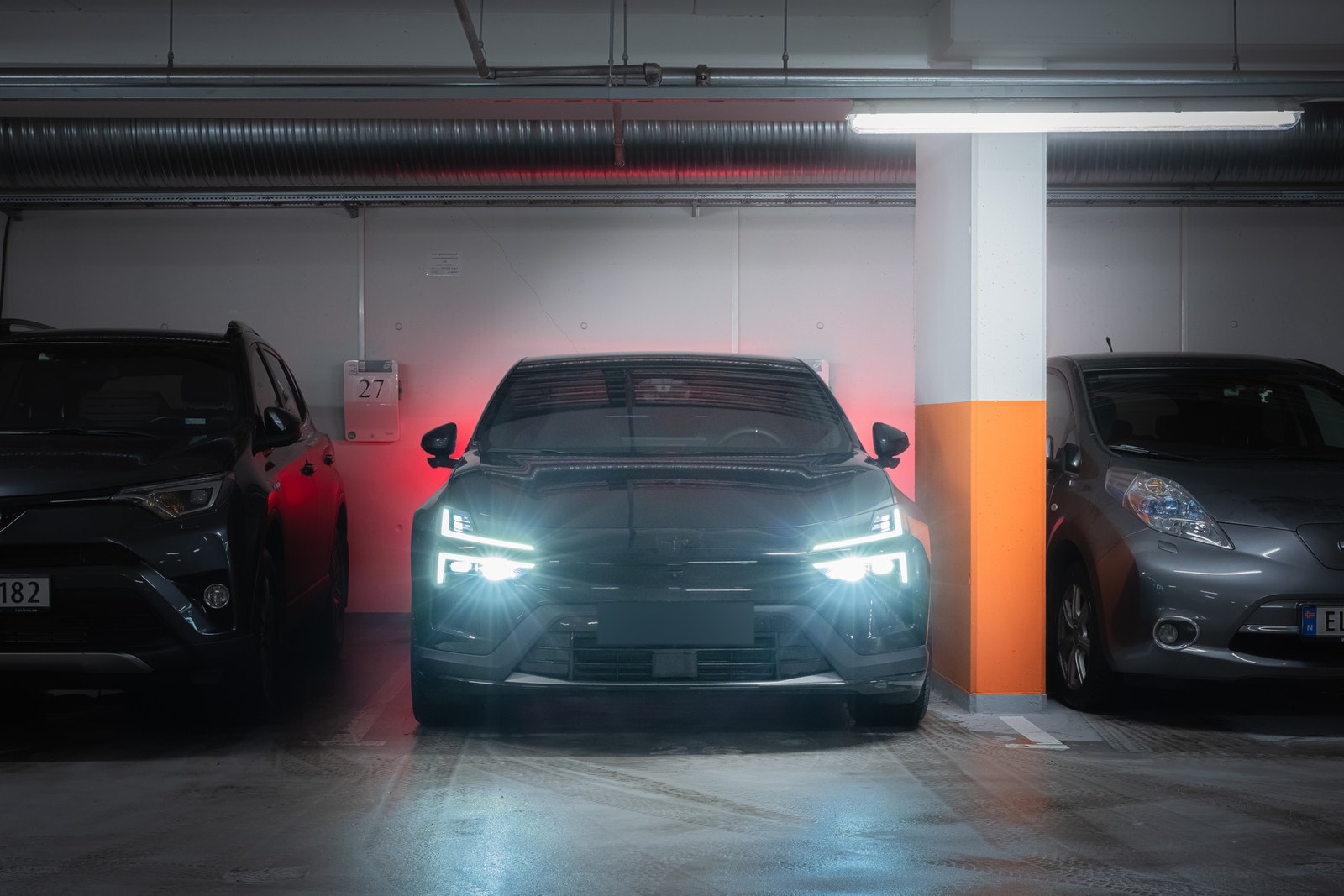 Det medfølger en garasjeplass i felles garasjeanlegg. Det er også mulig å kjøpe en ekstra garasjeplass m/lader for kr. 450 000,- Galleribilde