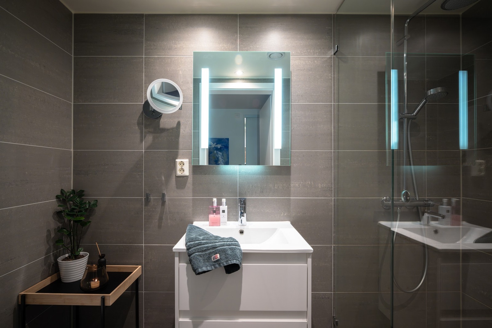 Baderomsinnredningen er bestående av to skuffer, samt servant og speil med belysning. Galleribilde