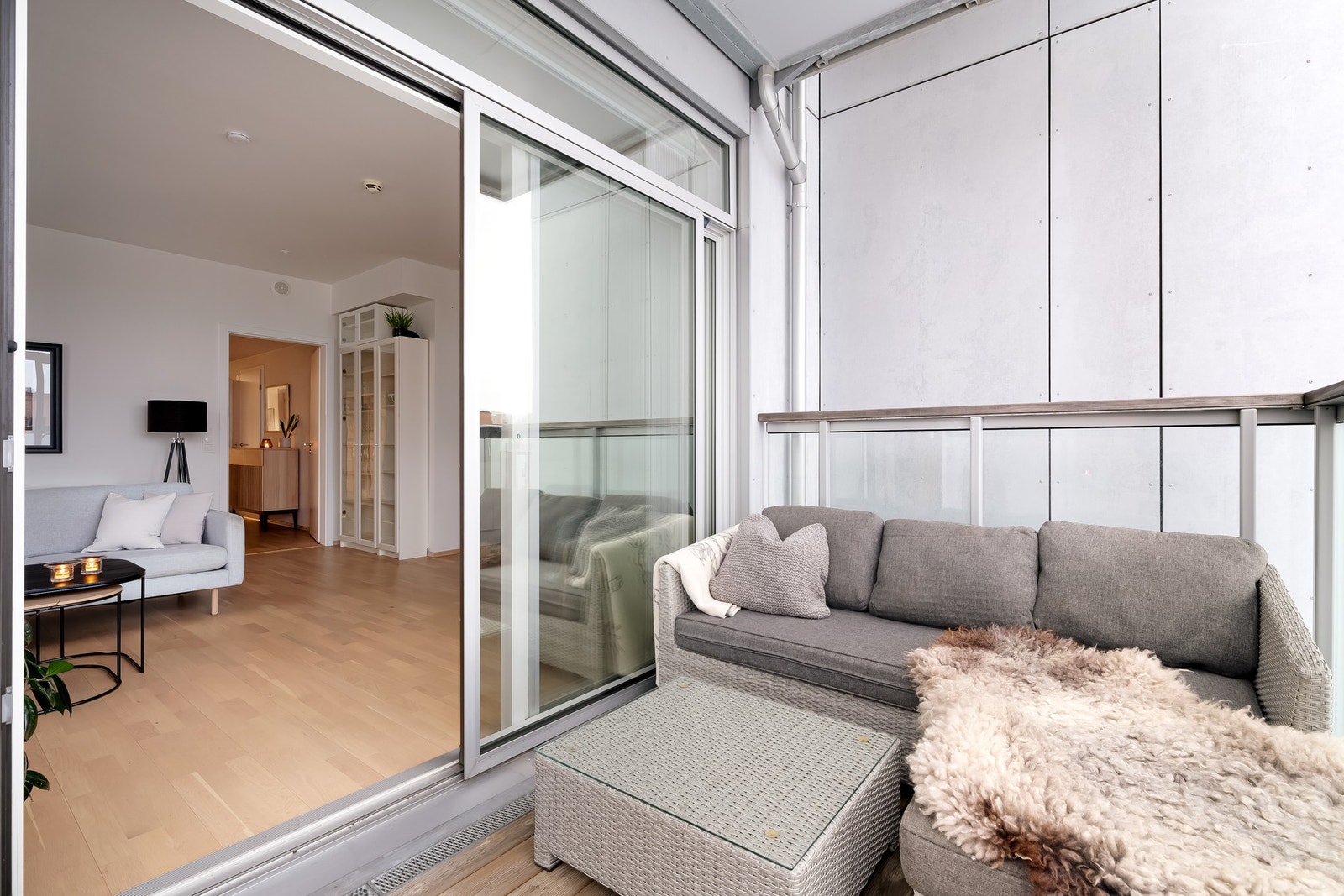 Skyvedørene fra stuen gjør at balkongen vil oppleves som en forlengelse av rommet på sommeren. Galleribilde