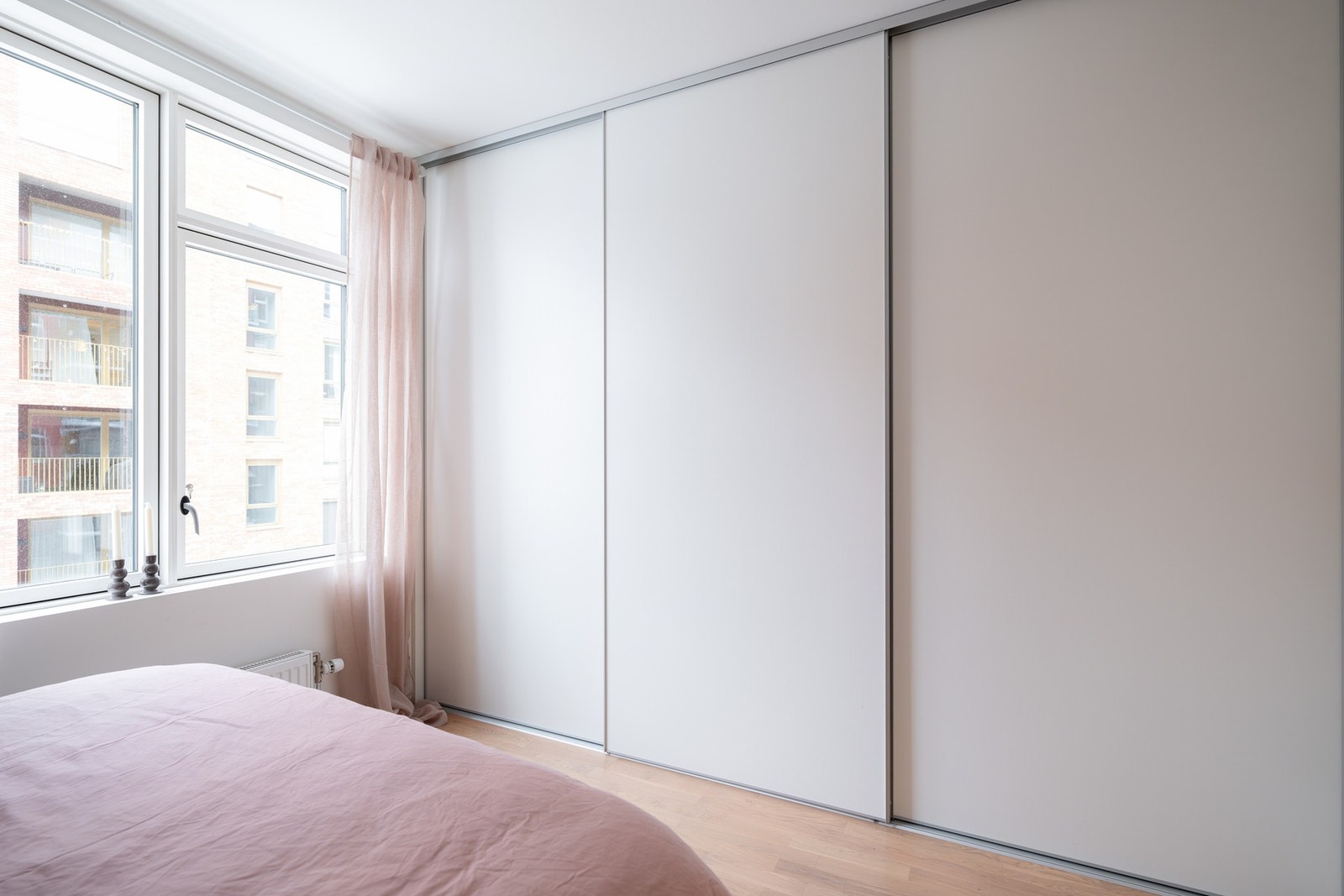 Hovedsoverommet er av god størrelse med plass til dobbeltseng med tilhørende nattbord. Galleribilde